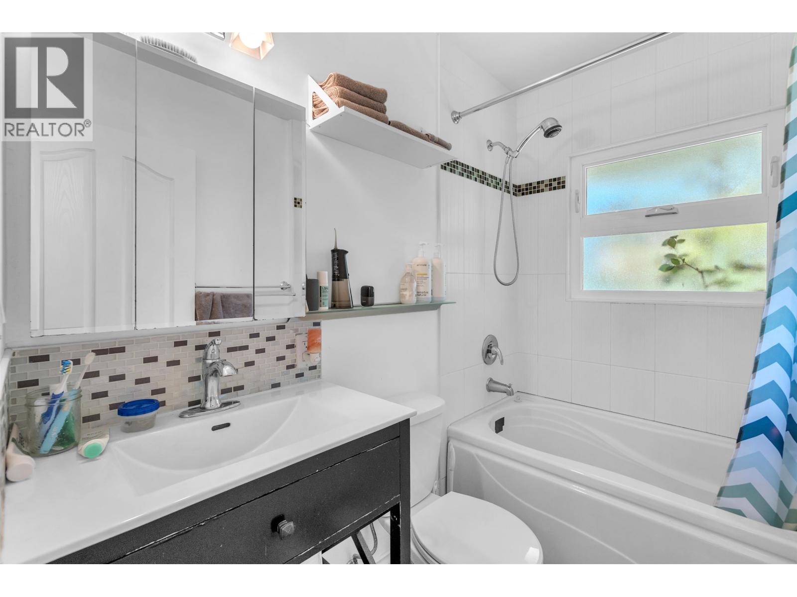 825 W 20th Street, North Vancouver, British Columbia  V7P 2B5 - Photo 17 - R3113276