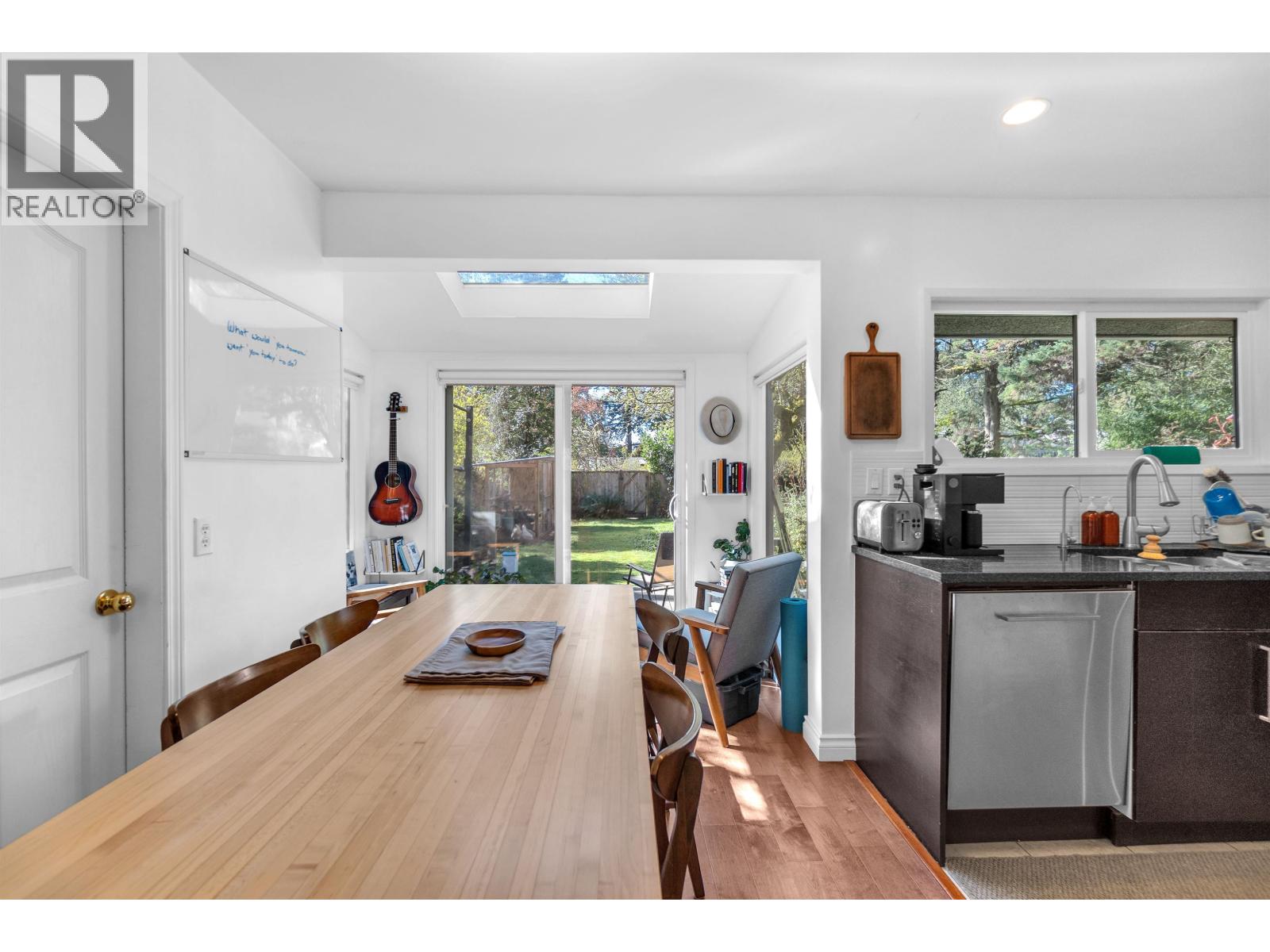 825 W 20th Street, North Vancouver, British Columbia  V7P 2B5 - Photo 8 - R3113276