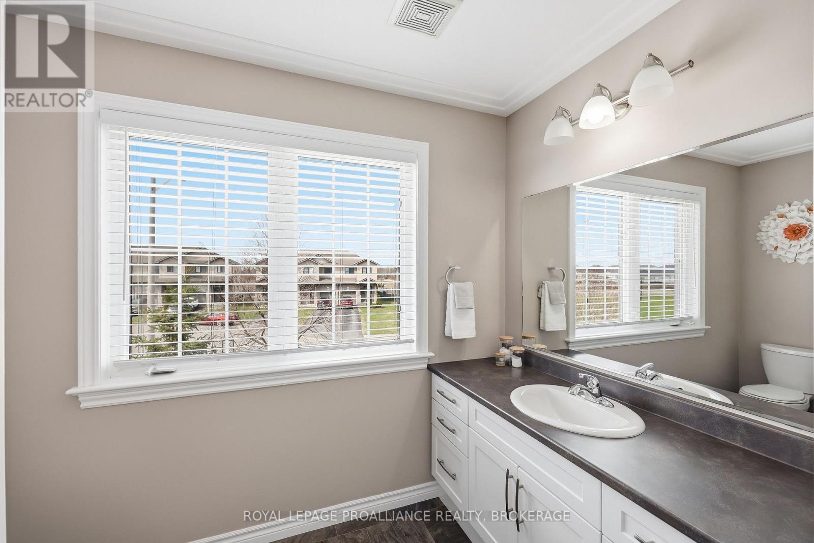 136 Simurda Court, Loyalist, Ontario  K7N 0A8 - Photo 34 - X13019402