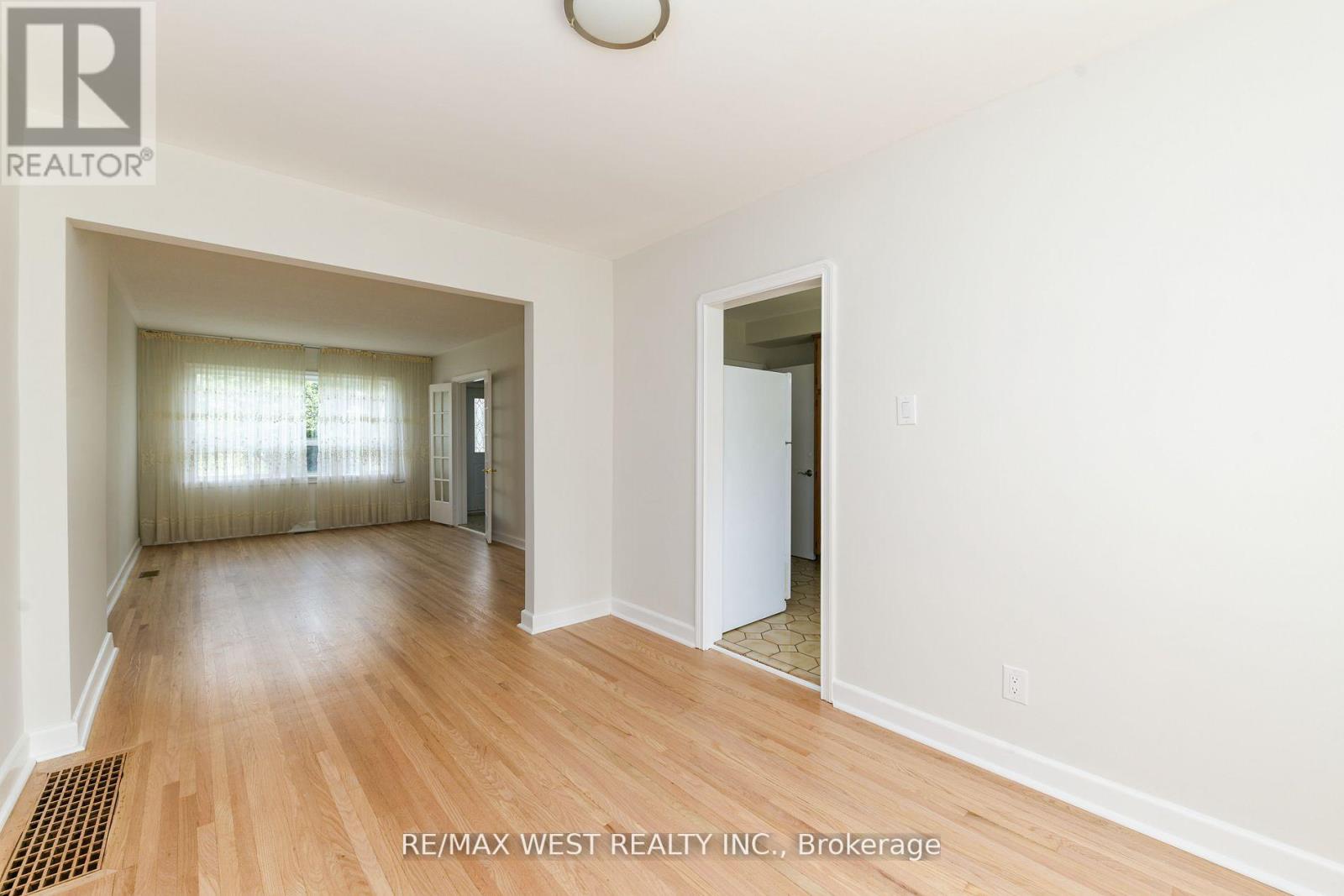 83 East Drive, Toronto, Ontario  M6N 2N8 - Photo 11 - W13020700