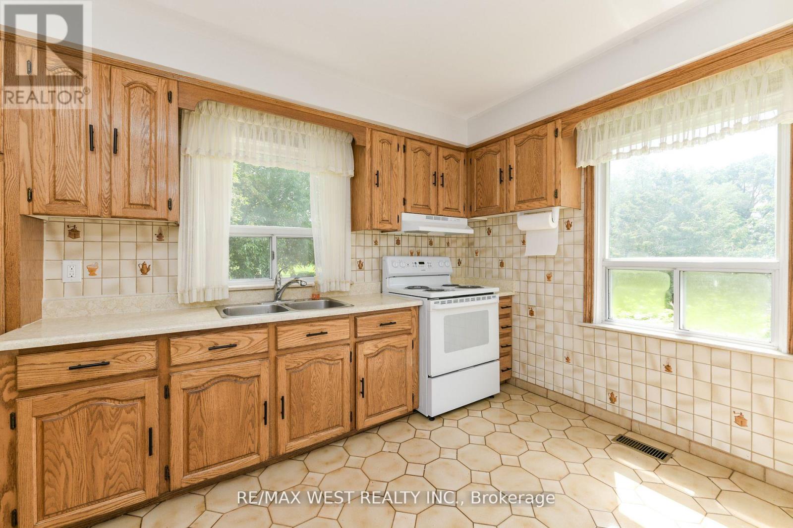 83 East Drive, Toronto, Ontario  M6N 2N8 - Photo 12 - W13020700