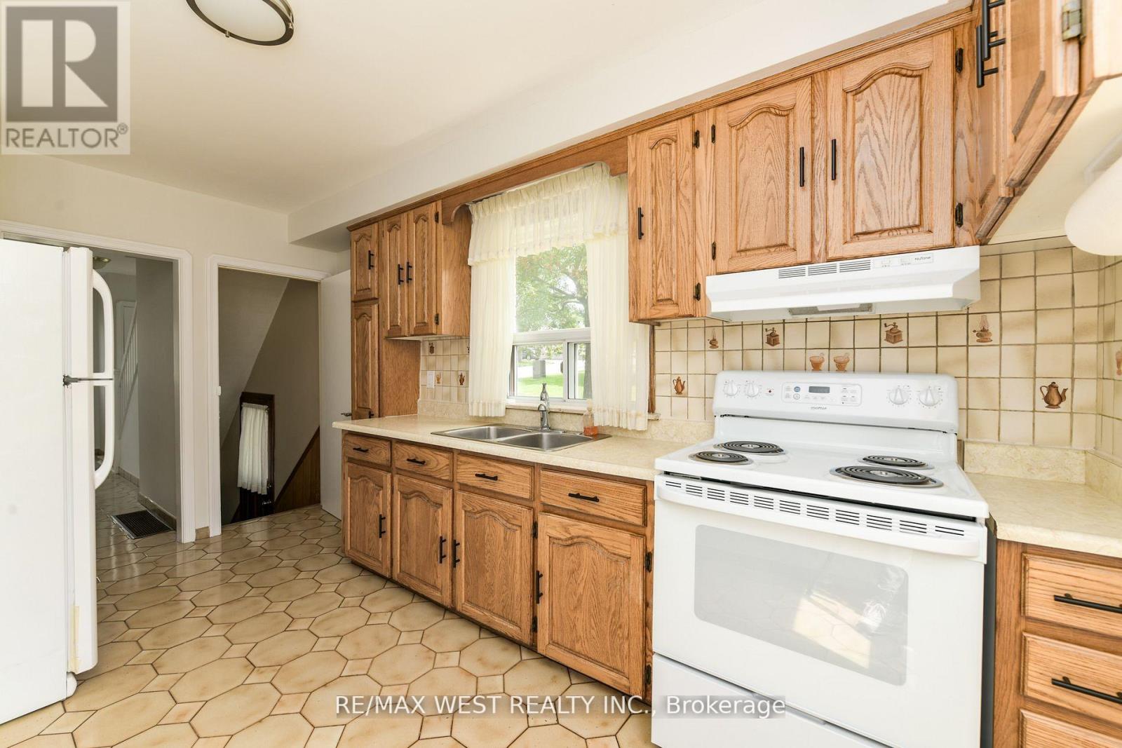 83 East Drive, Toronto, Ontario  M6N 2N8 - Photo 13 - W13020700