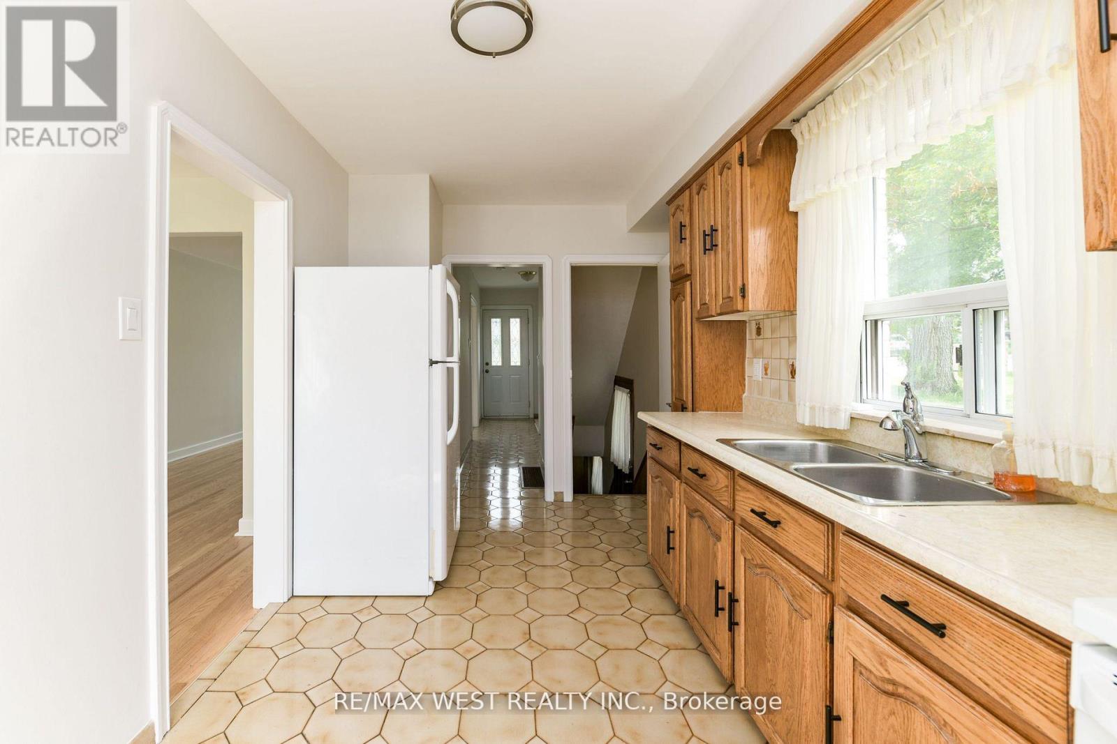 83 East Drive, Toronto, Ontario  M6N 2N8 - Photo 14 - W13020700