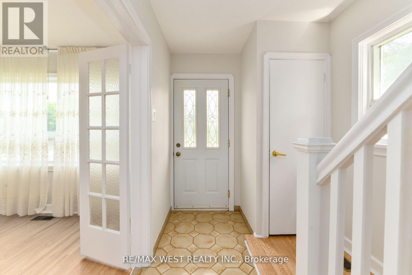 83 East Drive, Toronto, Ontario  M6N 2N8 - Photo 3 - W13020700