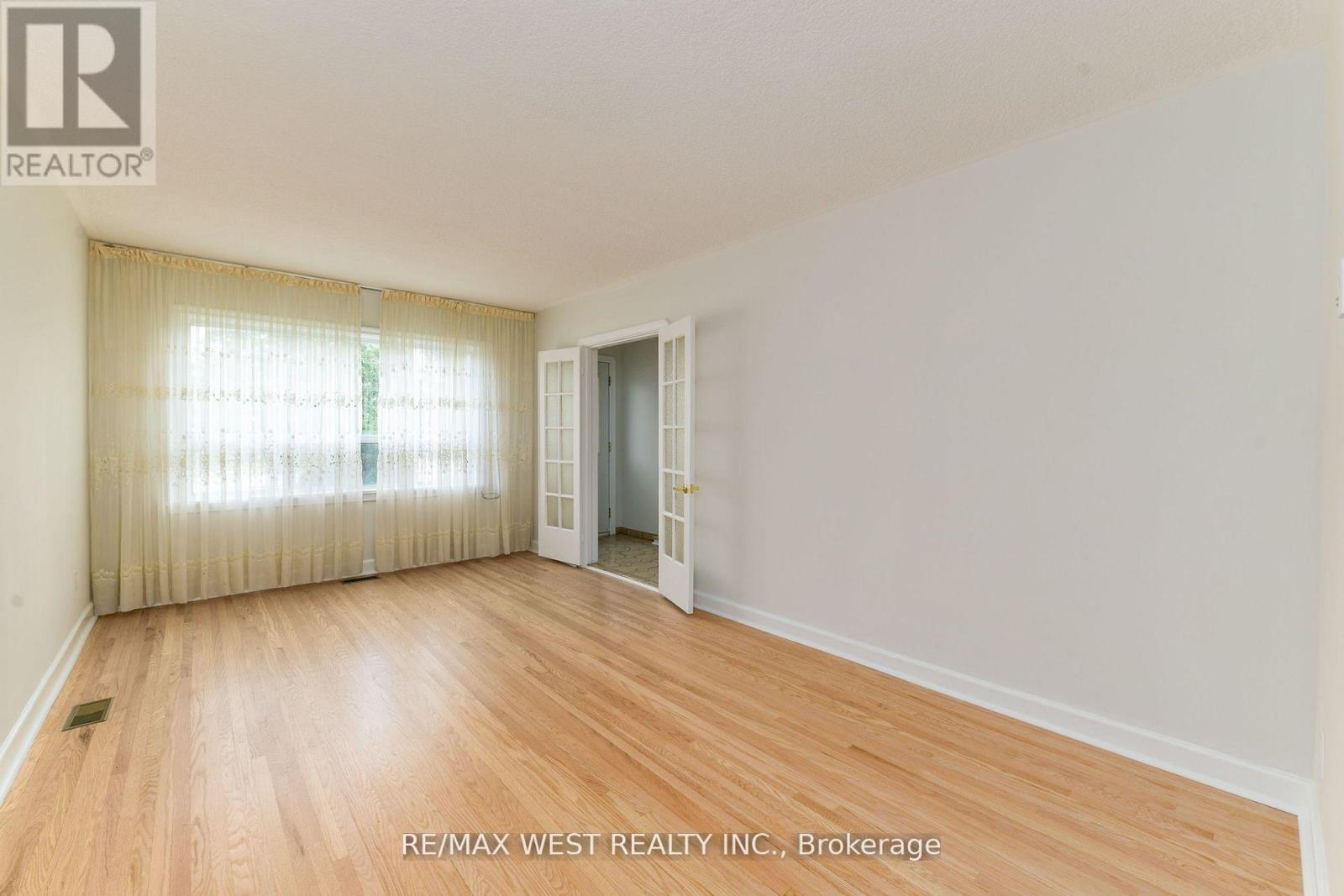 83 East Drive, Toronto, Ontario  M6N 2N8 - Photo 6 - W13020700