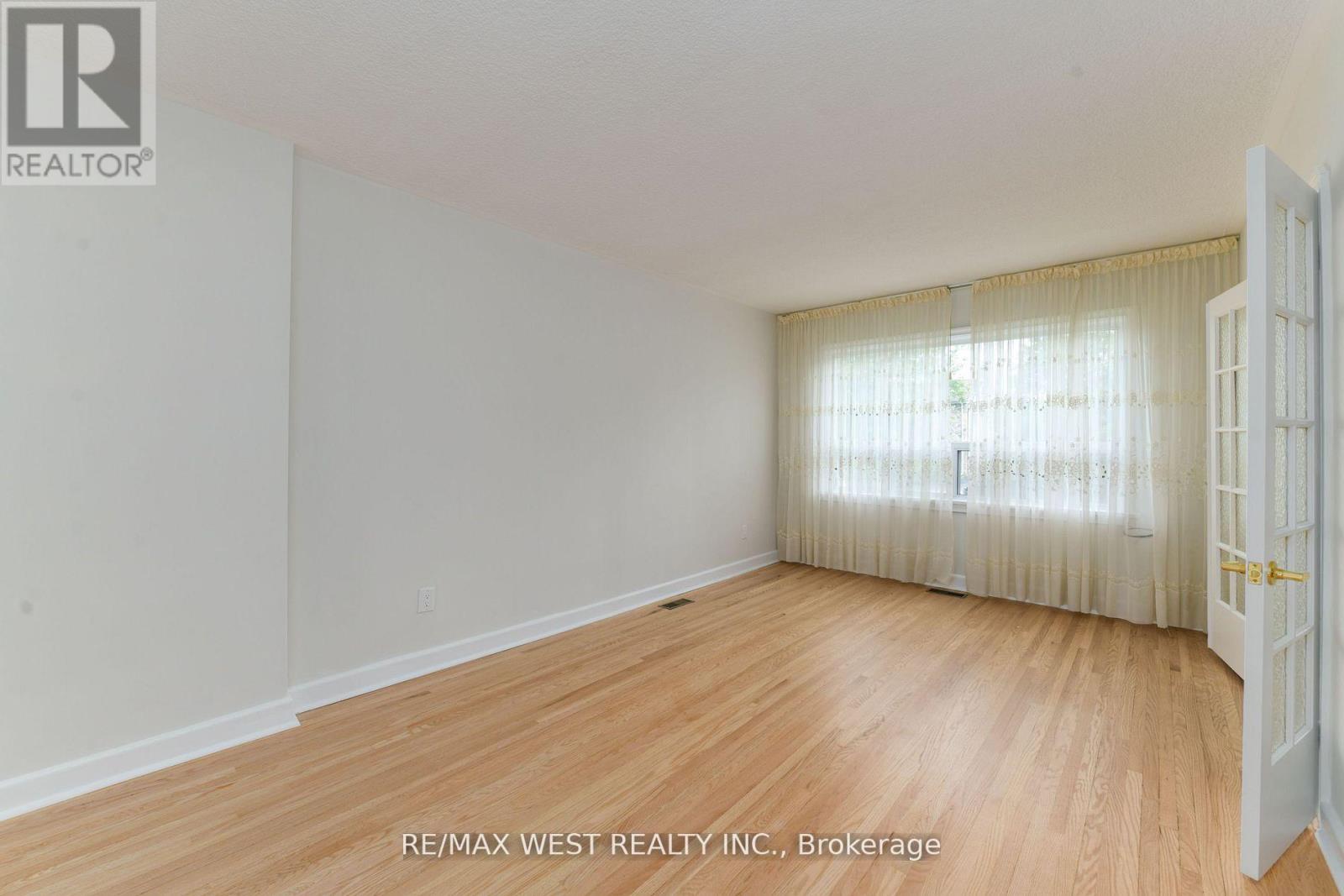83 East Drive, Toronto, Ontario  M6N 2N8 - Photo 7 - W13020700