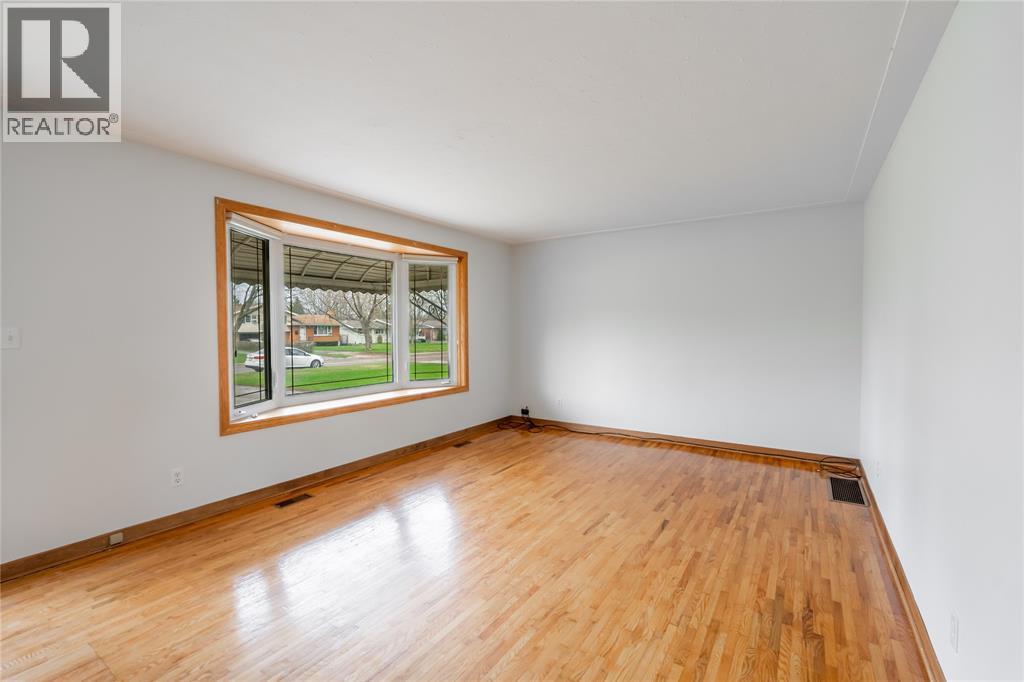 28 Highland Drive, Wallaceburg, Ontario  N8A 2K4 - Photo 4 - 26007543