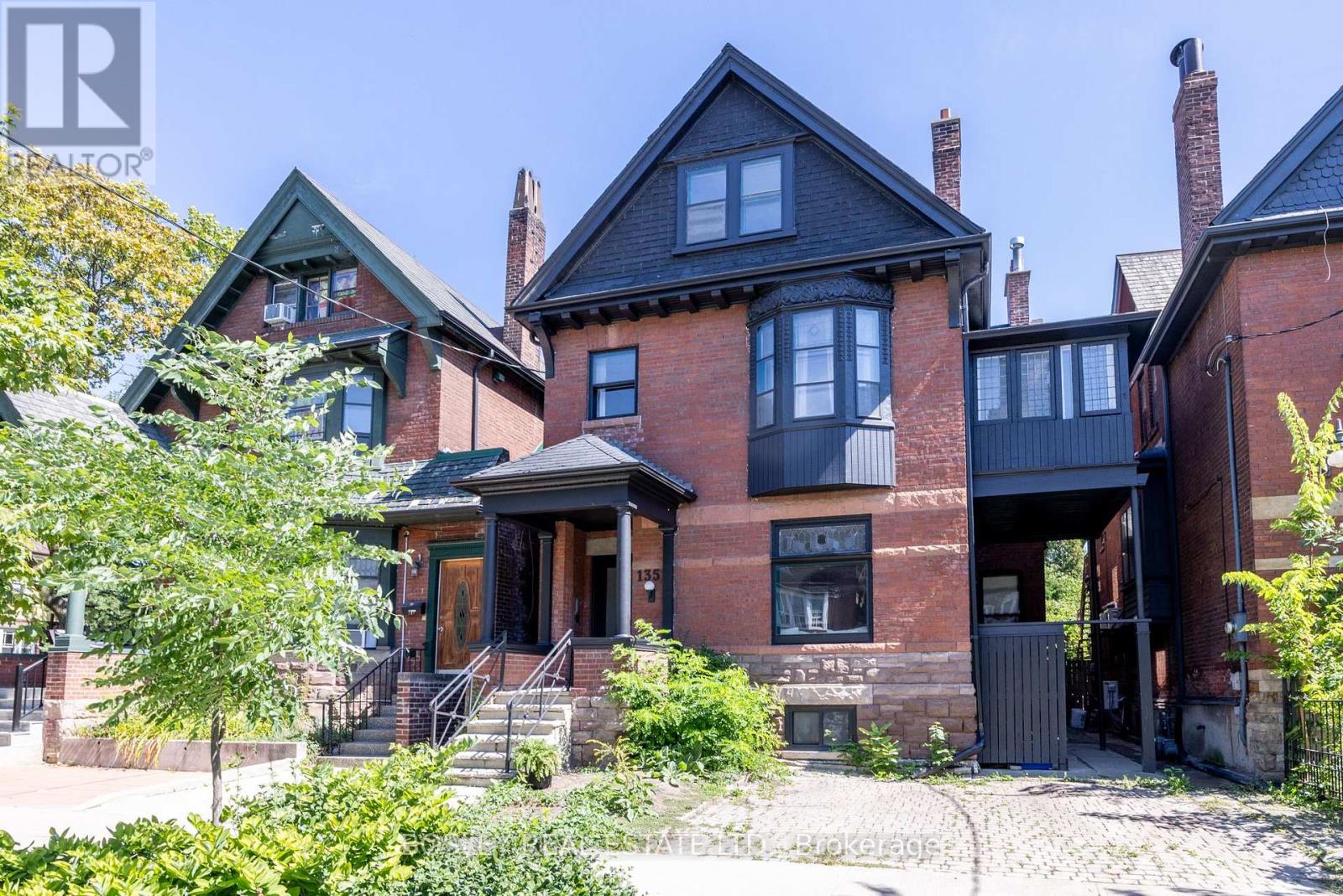 135 MADISON AVENUE, Toronto, Ontario