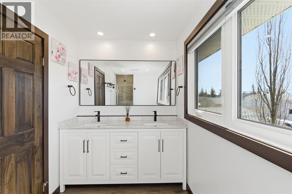 1315 Lake Michigan Crescent Se, Calgary, Alberta  T2J 3E9 - Photo 18 - A2298177