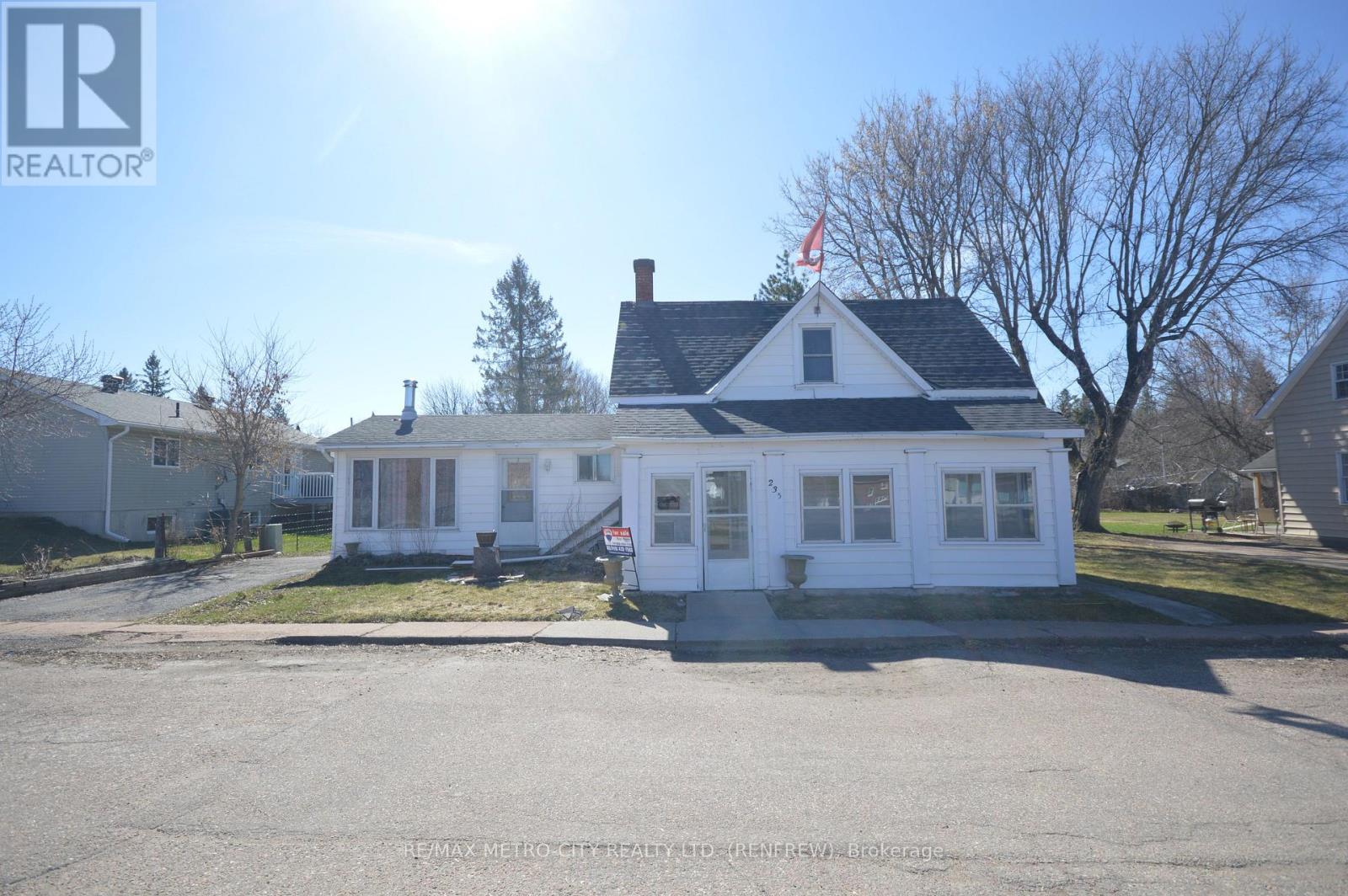 235 RENFREW AVENUE W, Renfrew, Ontario