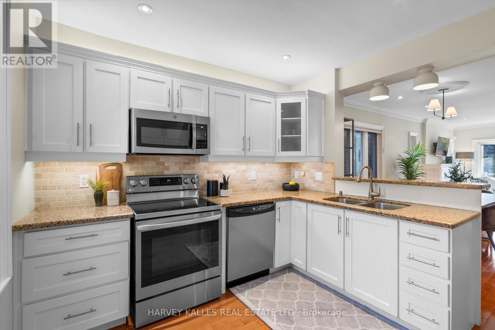 55 Kenwood Avenue, Toronto, Ontario  M6C 2S1 - Photo 14 - C13020794