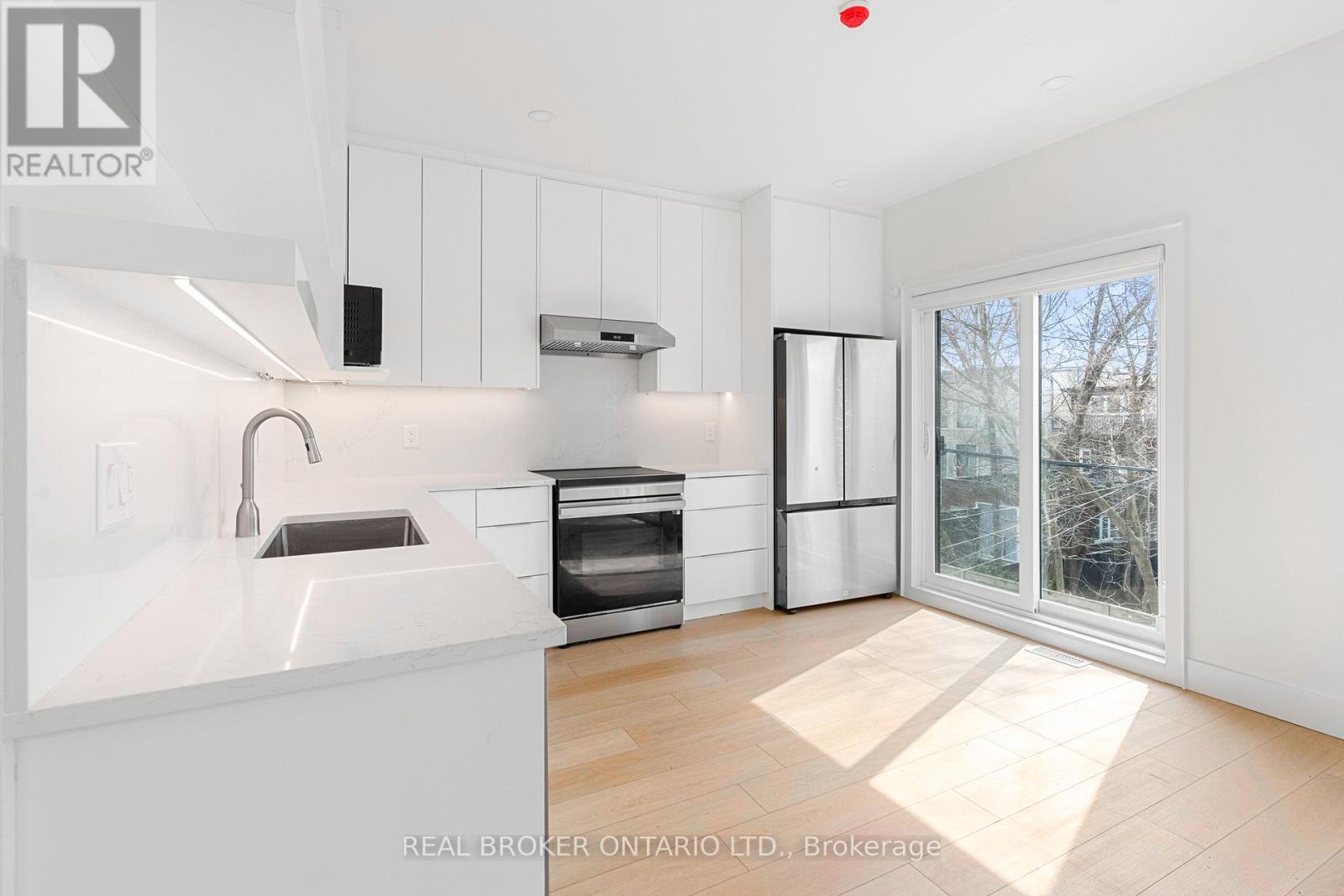 Laneway - Upper - 21 Farnham Avenue, Toronto, Ontario  M4V 1H6 - Photo 8 - C13020922