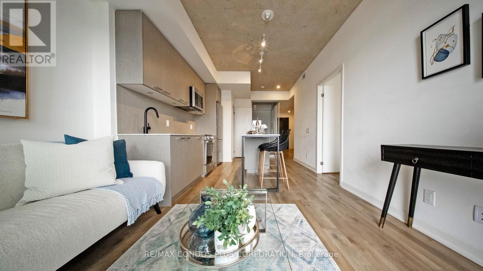 402 - 1808 St Clair Avenue W, Toronto, Ontario  M6N 0C1 - Photo 7 - W12811564