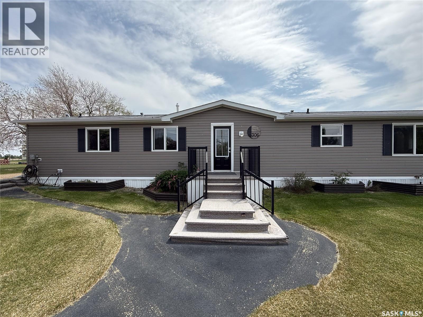 306 2nd Avenue W, Climax, Saskatchewan  S0N 0A7 - Photo 3 - SK033411