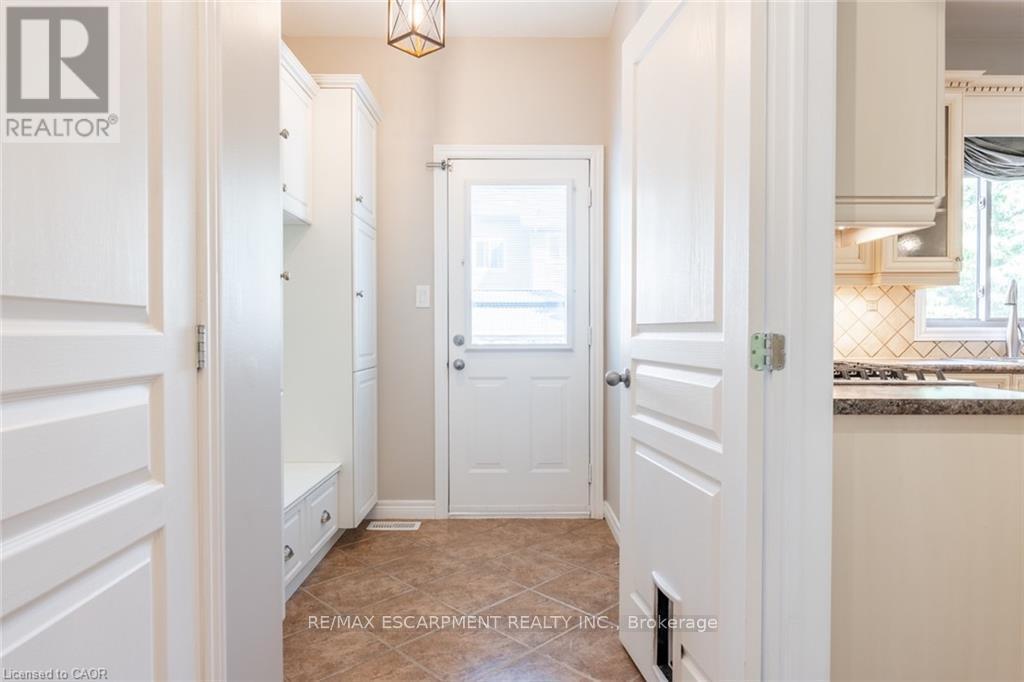 2338 Norland Drive, Burlington, Ontario  L7L 7E6 - Photo 10 - W13020902