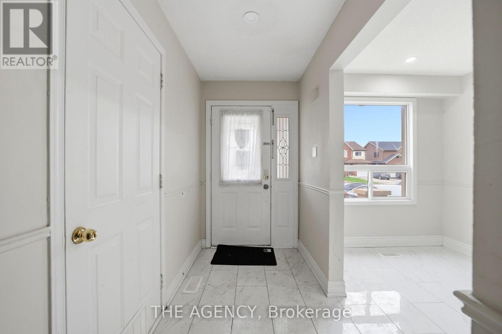 416 Hansen Road N, Brampton (Madoc), Ontario  L6V 3P7 - Photo 4 - W13021006