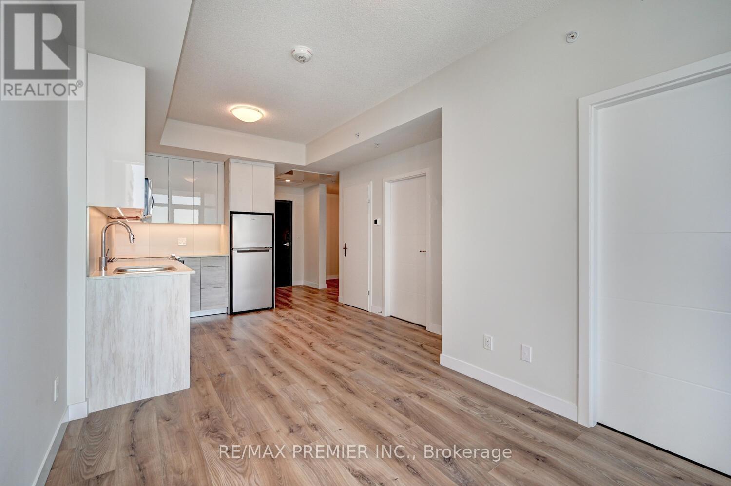 813 - 60 Frederick Street, Kitchener, Ontario  N2H 0C7 - Photo 2 - X13020962