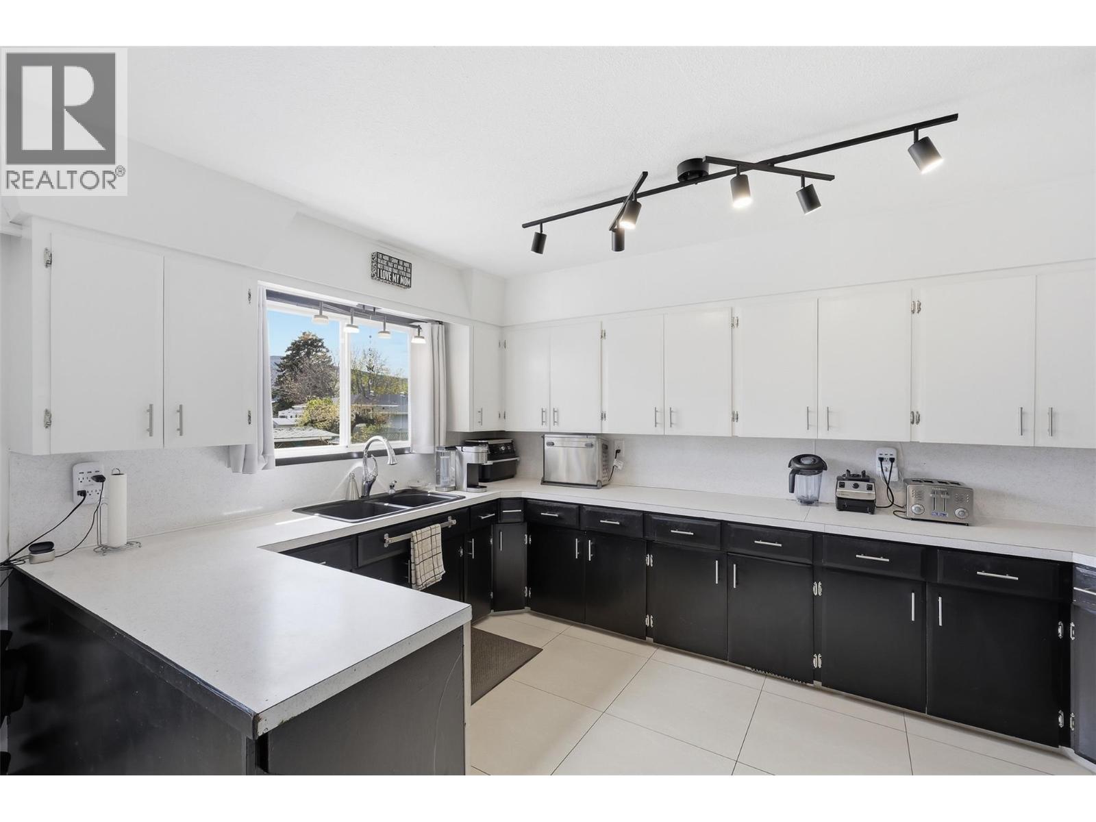 2165 Ponderosa Avenue, Kamloops, British Columbia  V2B 4V8 - Photo 16 - 10383696