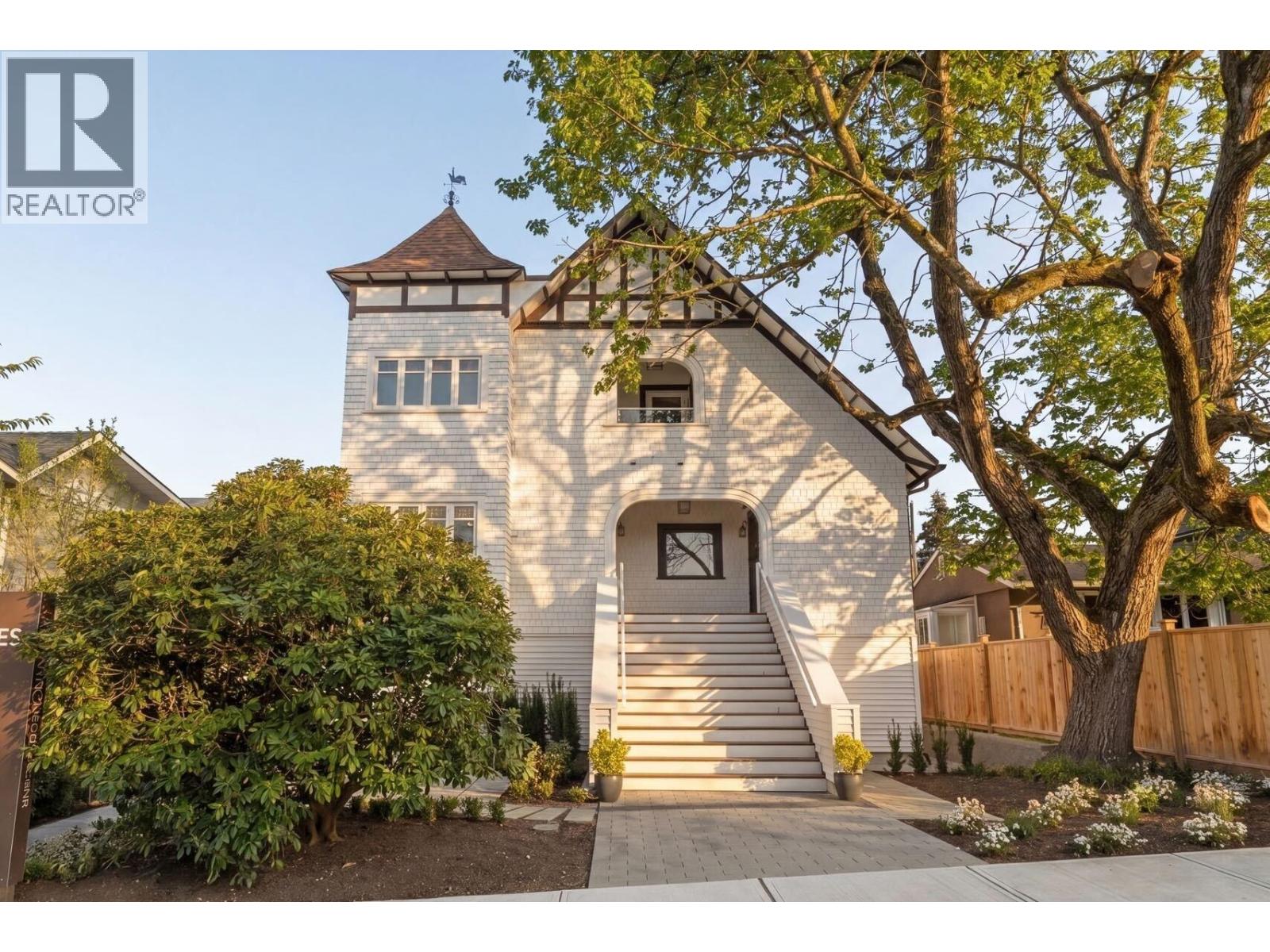 2 326 W 14TH STREET, North Vancouver, British Columbia