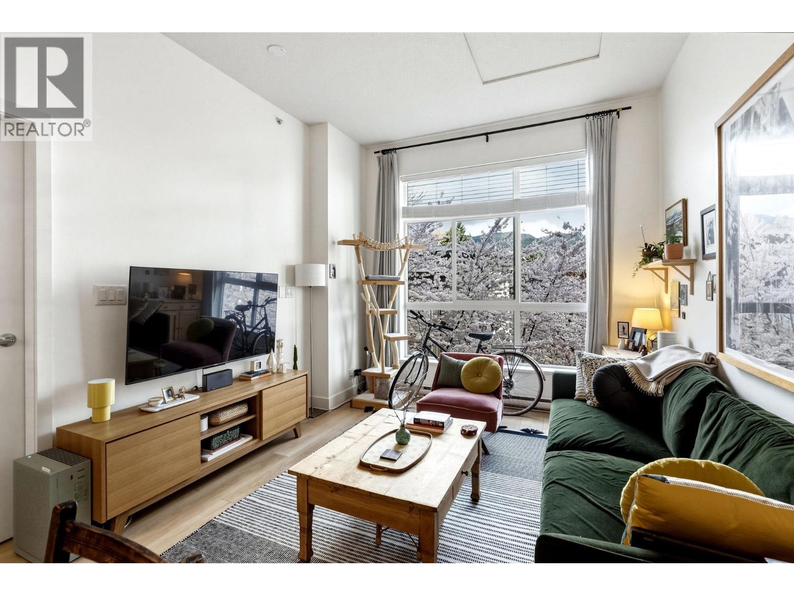 403 2957 Glen Drive, Coquitlam, British Columbia  V3B 0B5 - Photo 2 - R3113364