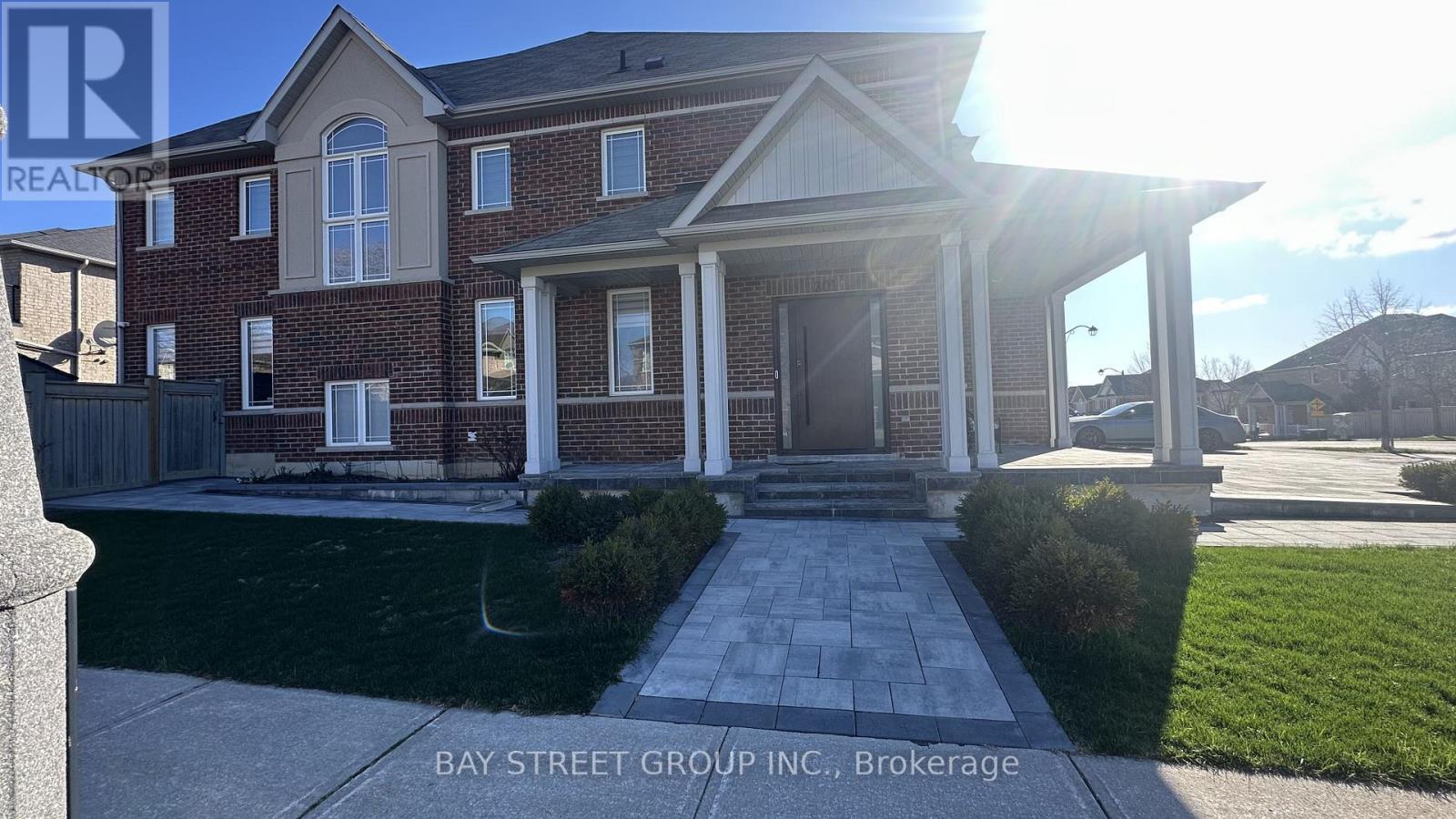 201 Bilbrough Street, Aurora, Ontario  L4G 7X1 - Photo 2 - N13021148