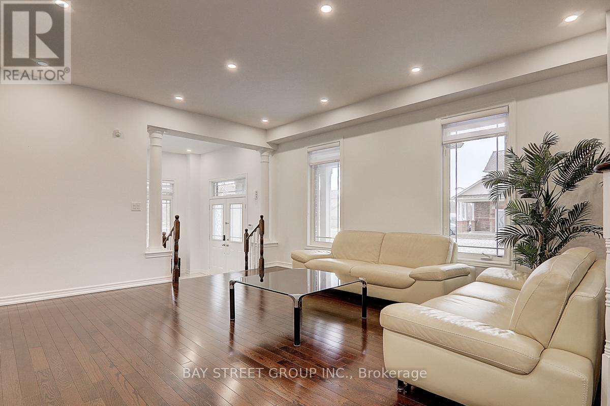 201 Bilbrough Street, Aurora, Ontario  L4G 7X1 - Photo 3 - N13021148