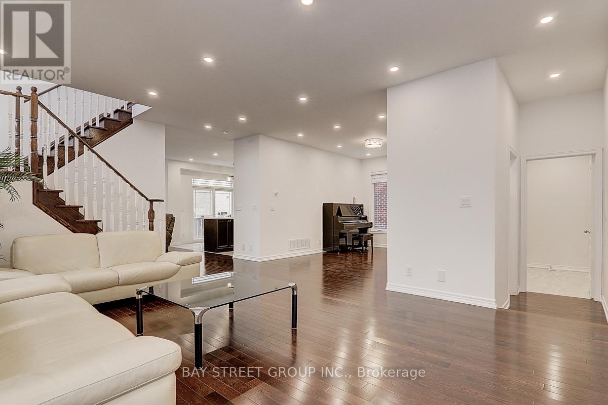 201 Bilbrough Street, Aurora, Ontario  L4G 7X1 - Photo 4 - N13021148