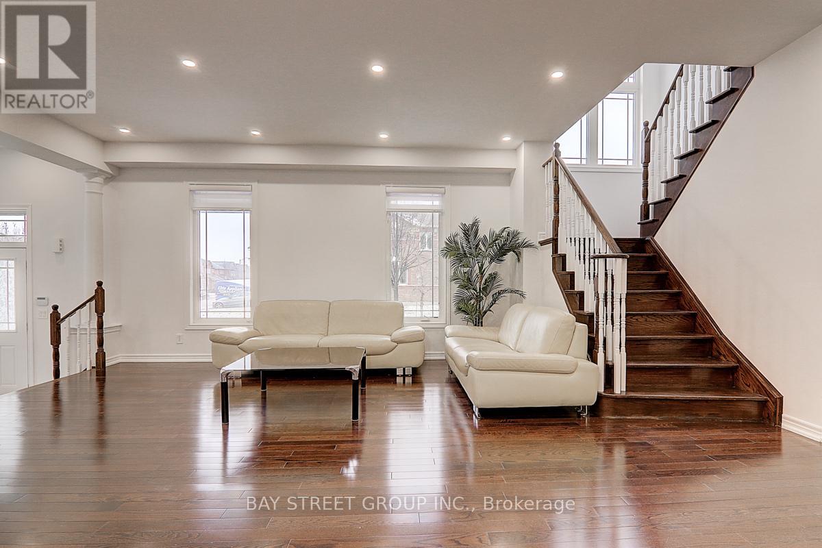 201 Bilbrough Street, Aurora, Ontario  L4G 7X1 - Photo 5 - N13021148