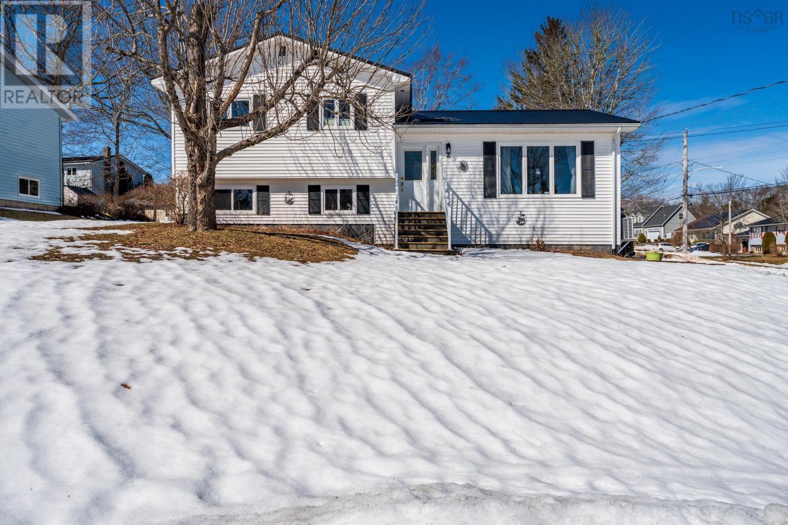 2 Pinecrest Boulevard, Bridgewater, Nova Scotia  B4V 3R4 - Photo 3 - 202604424