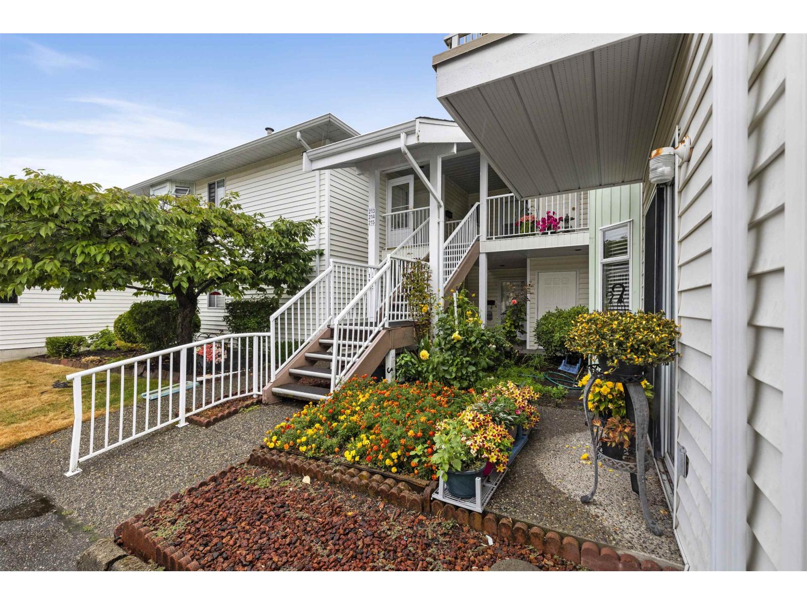 213 7156 121 Street, Surrey, British Columbia  V3W 0J6 - Photo 1 - R3113164