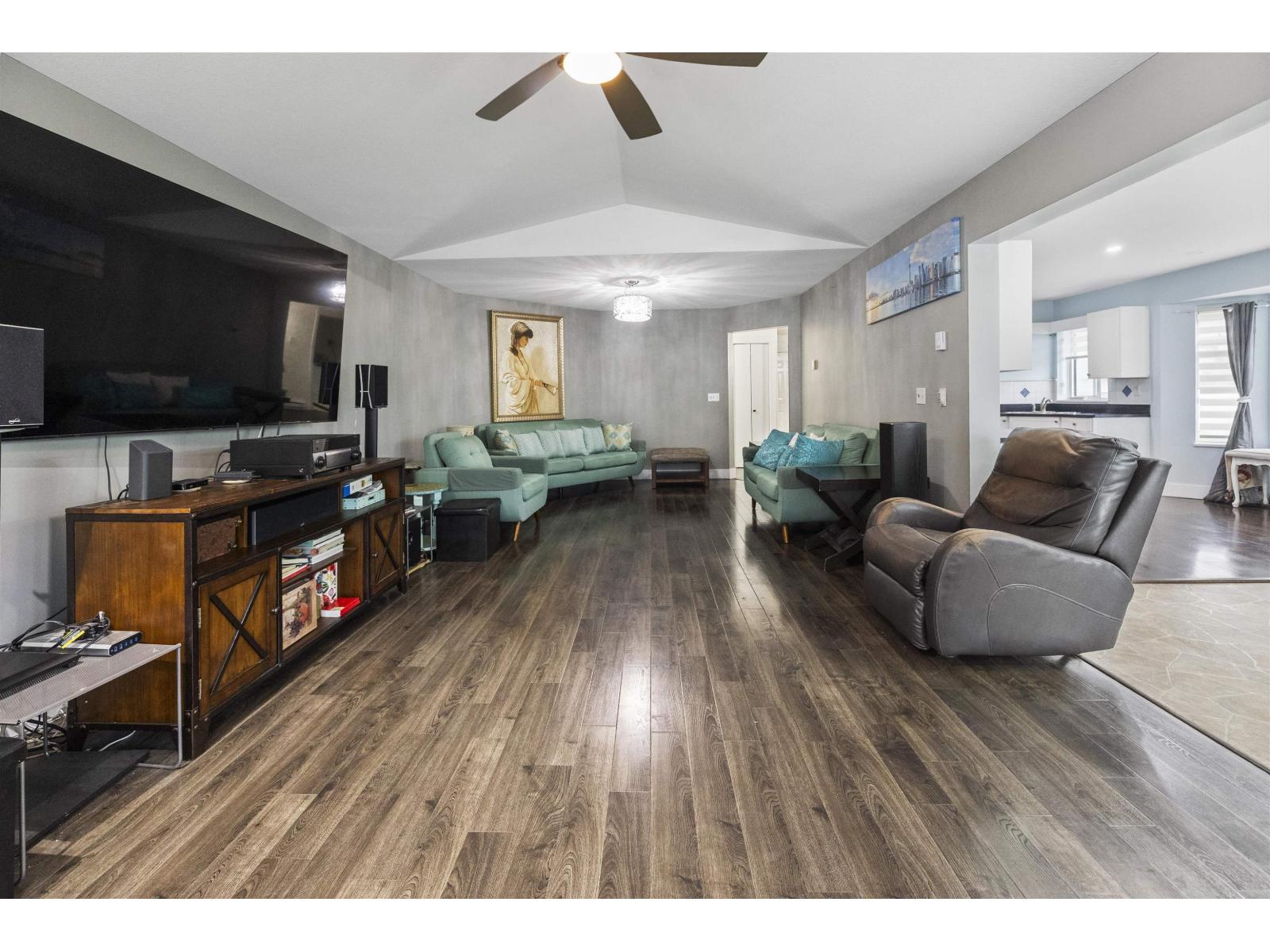 213 7156 121 Street, Surrey, British Columbia  V3W 0J6 - Photo 3 - R3113164