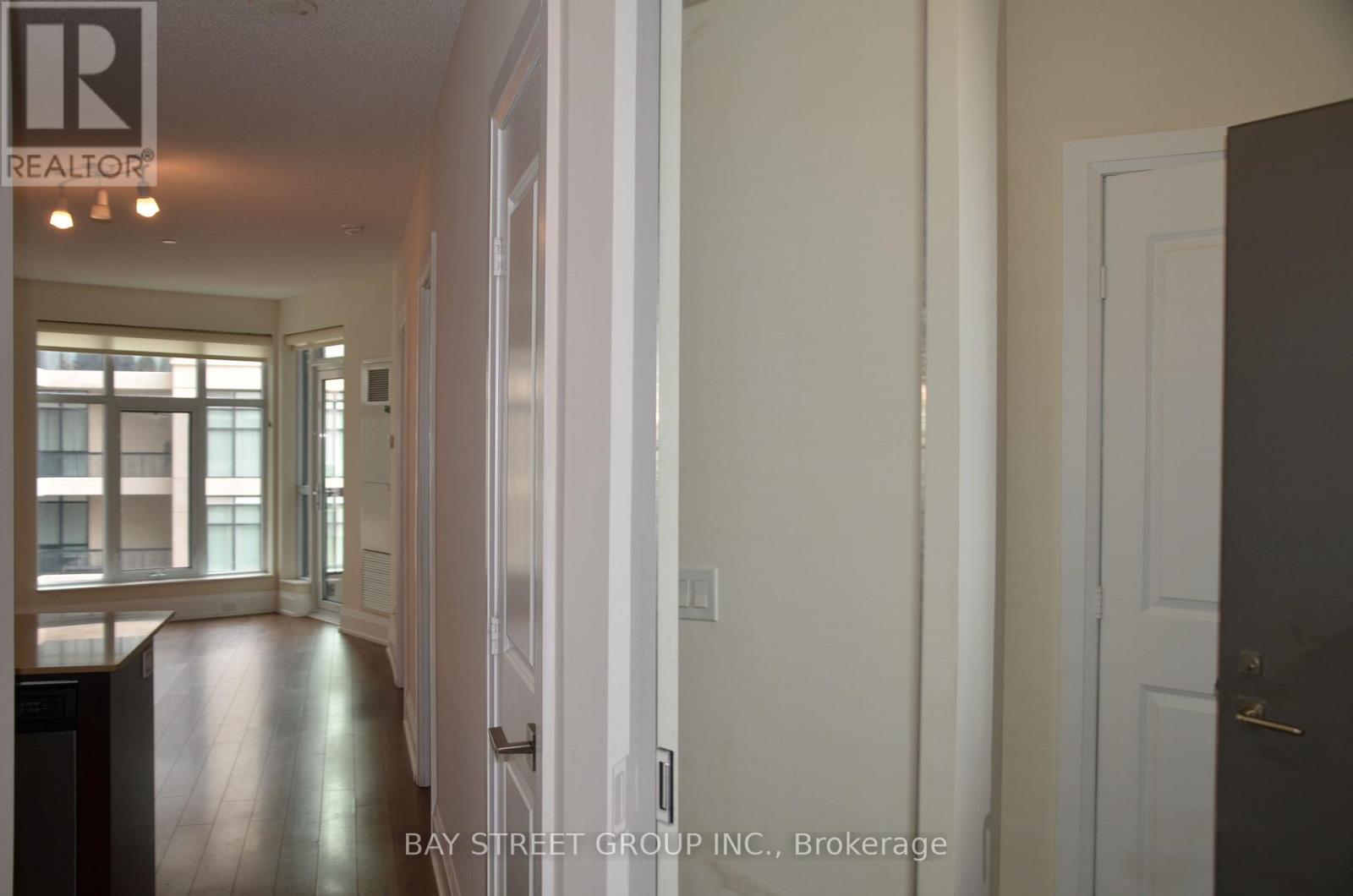 802 - 1 Old Mill Drive, Toronto, Ontario  M6S 0A1 - Photo 4 - W13021030