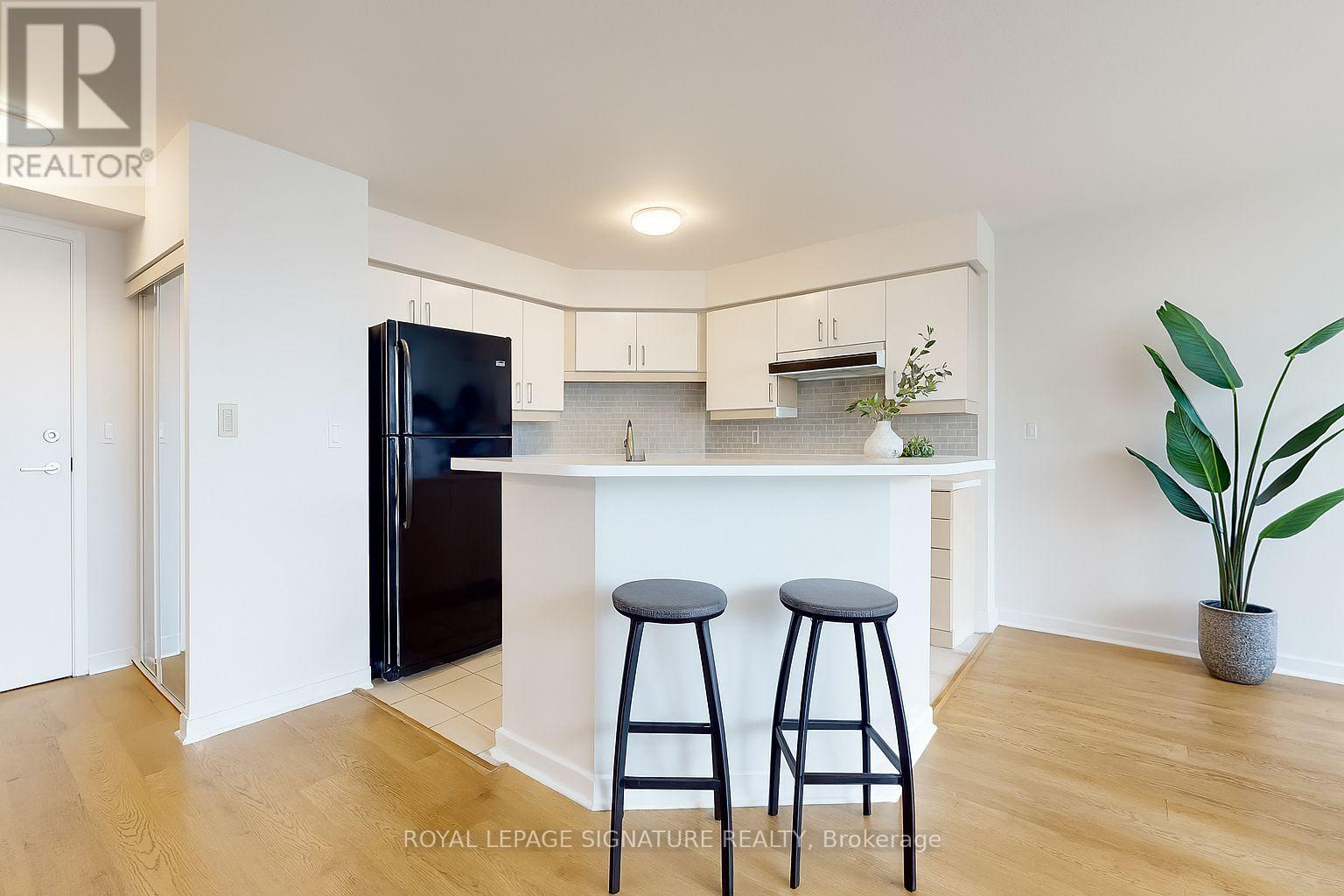 702 - 250 Manitoba Street, Toronto, Ontario  M8Y 4G8 - Photo 2 - W13021168