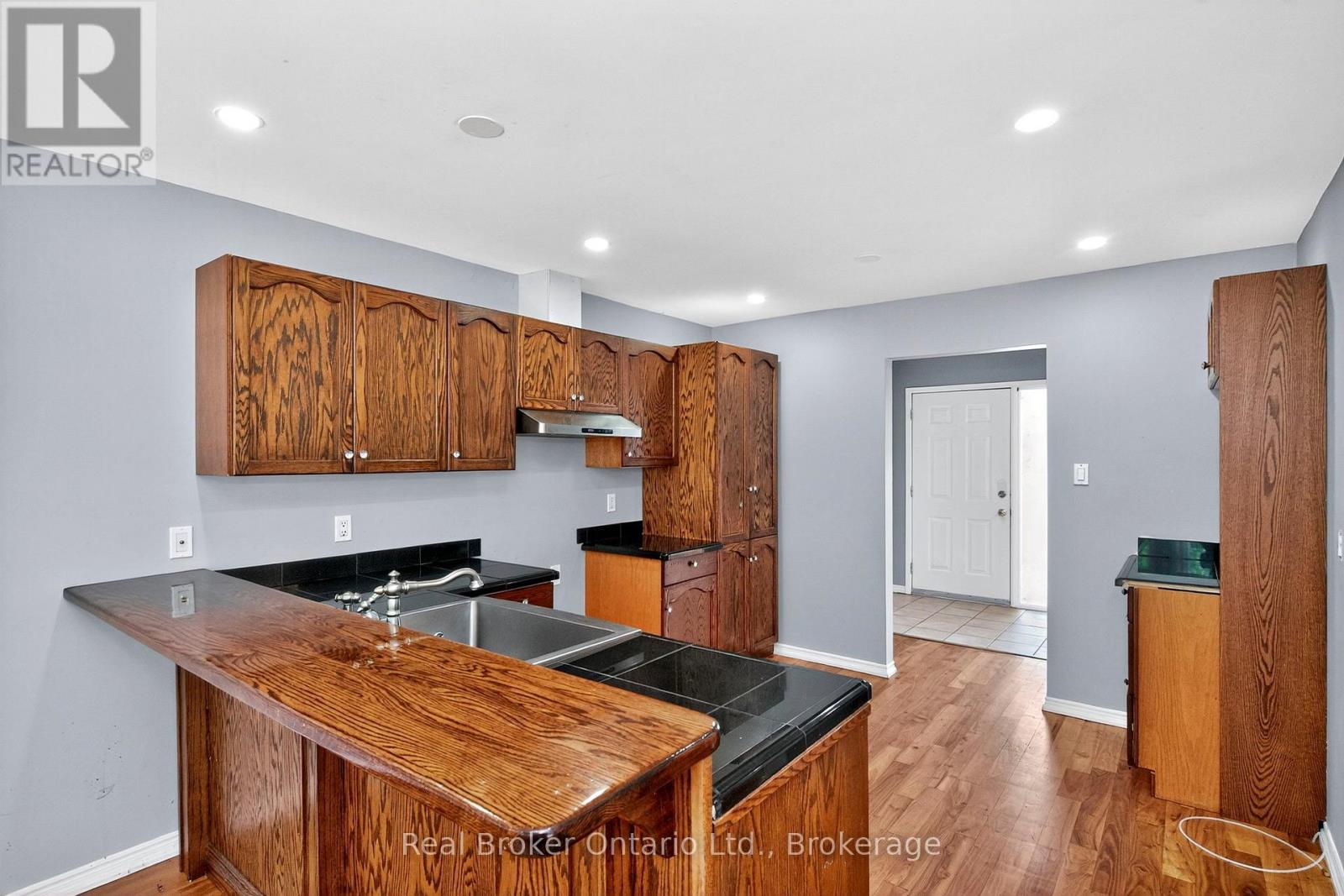 8 Bridle Road, Penetanguishene, Ontario  L9M 1J5 - Photo 6 - S12550228