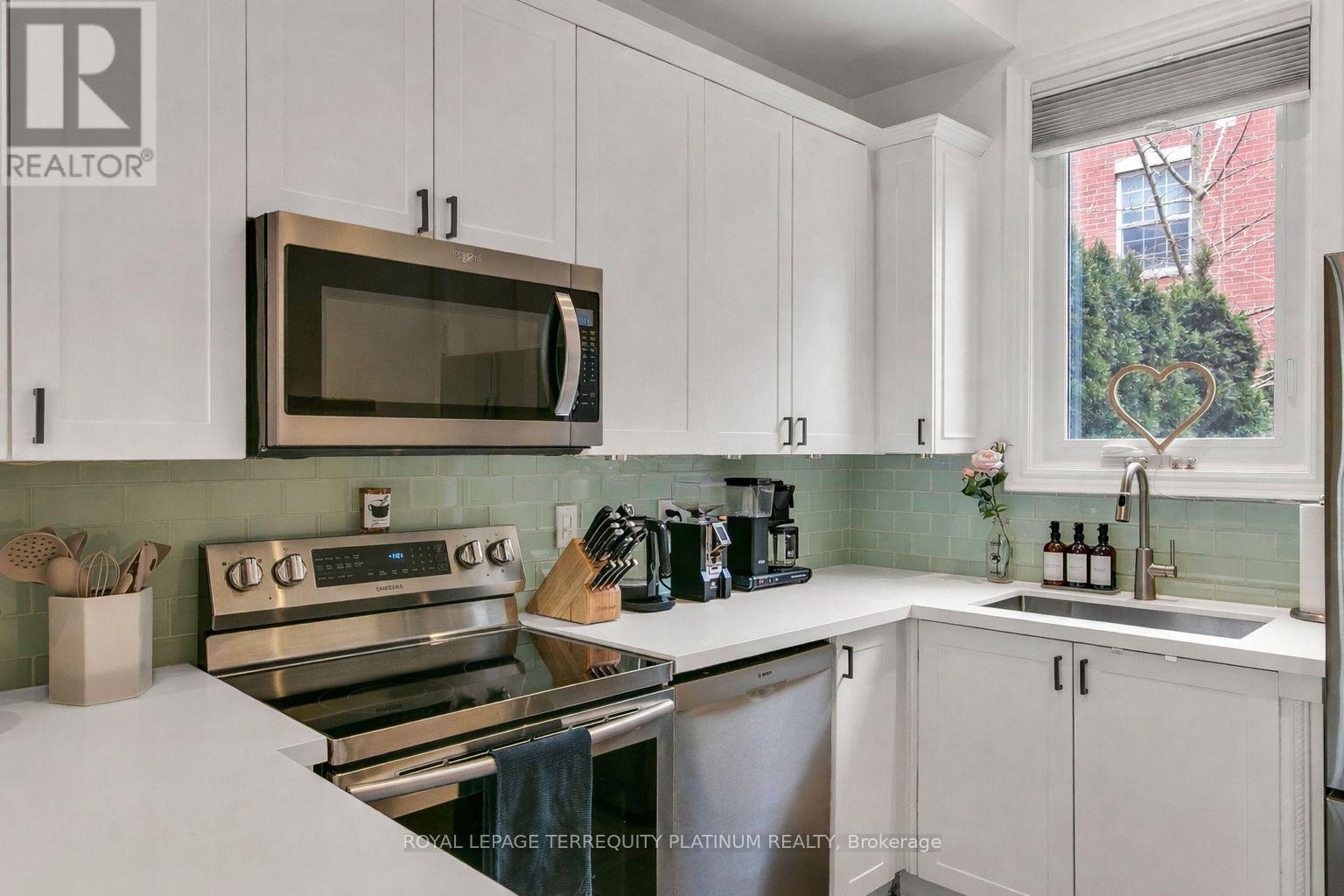 22 Fairhead Mews, Toronto, Ontario  M4E 3Y4 - Photo 10 - E13021184