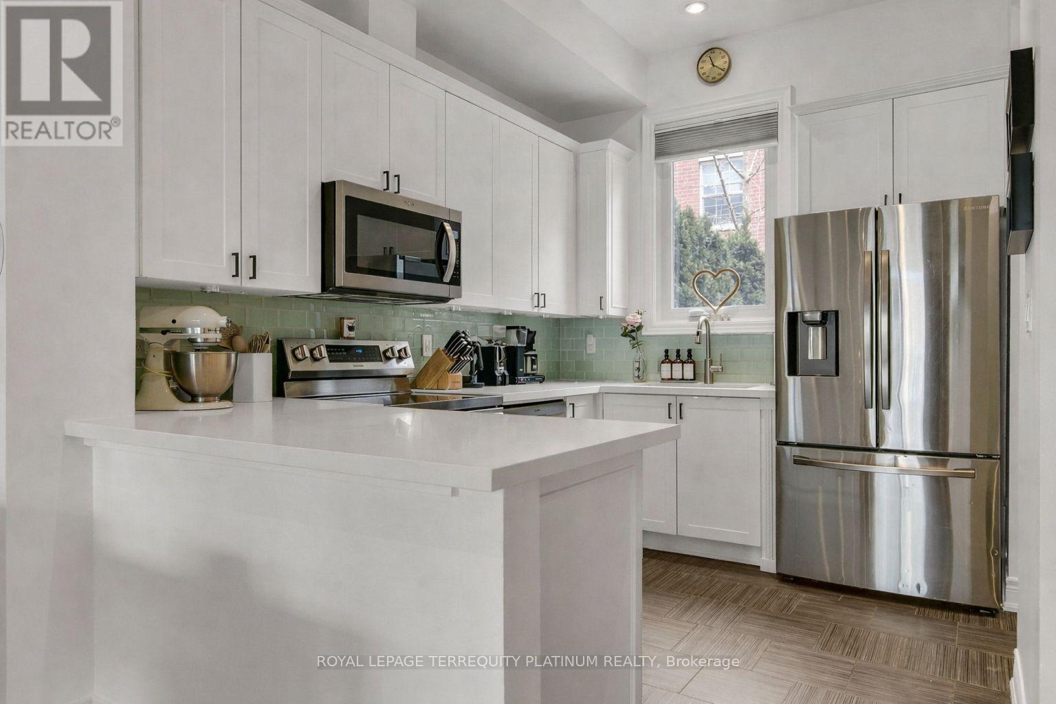 22 Fairhead Mews, Toronto, Ontario  M4E 3Y4 - Photo 8 - E13021184