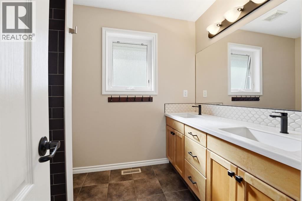 152 Vincent Close, Red Deer, Alberta  T4R 0H8 - Photo 18 - A2303181