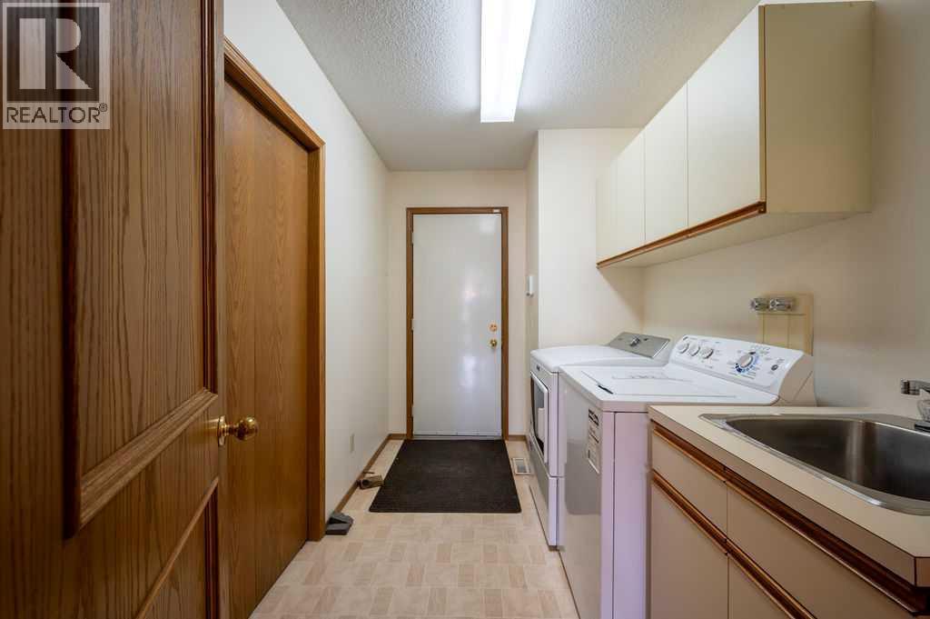 207 Shawnee Mews Sw, Calgary, Alberta  T2Y 1W4 - Photo 34 - A2299230