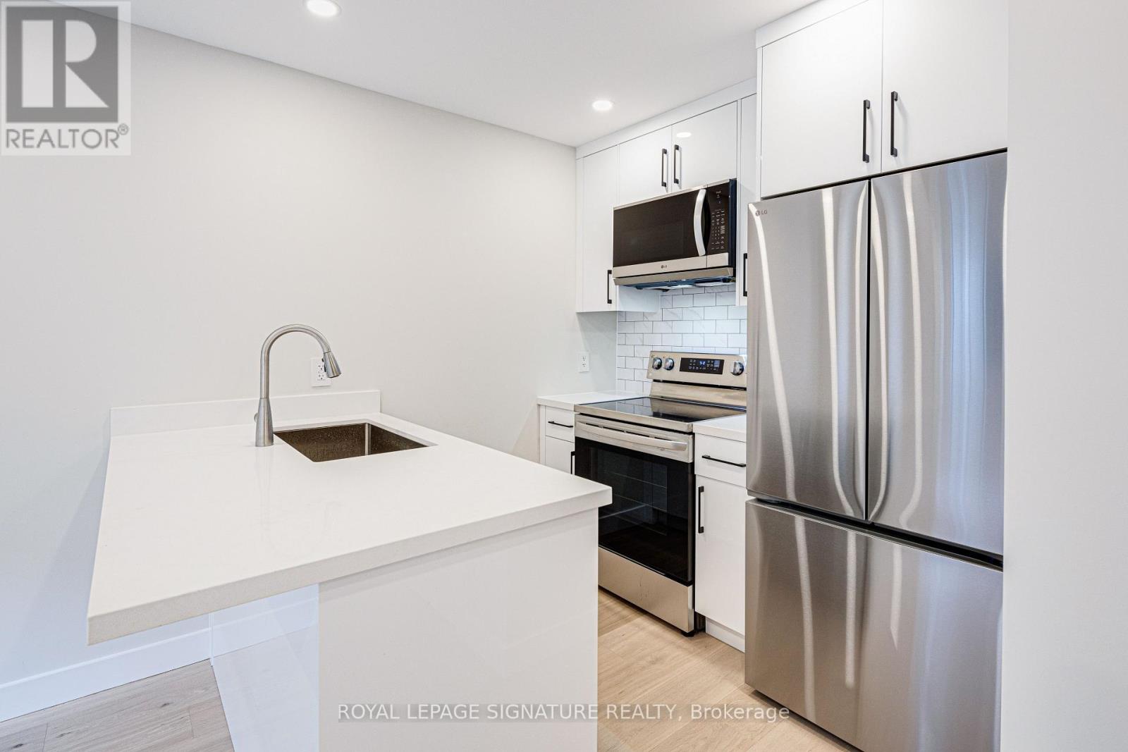 Upper - 20 Kewbeach Avenue, Toronto, Ontario  M4L 1B7 - Photo 10 - E13021448