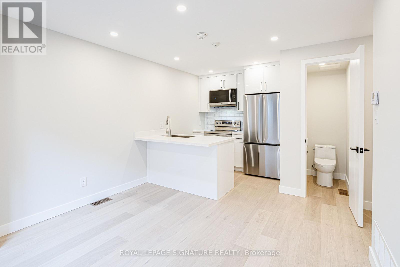 Upper - 20 Kewbeach Avenue, Toronto, Ontario  M4L 1B7 - Photo 12 - E13021448