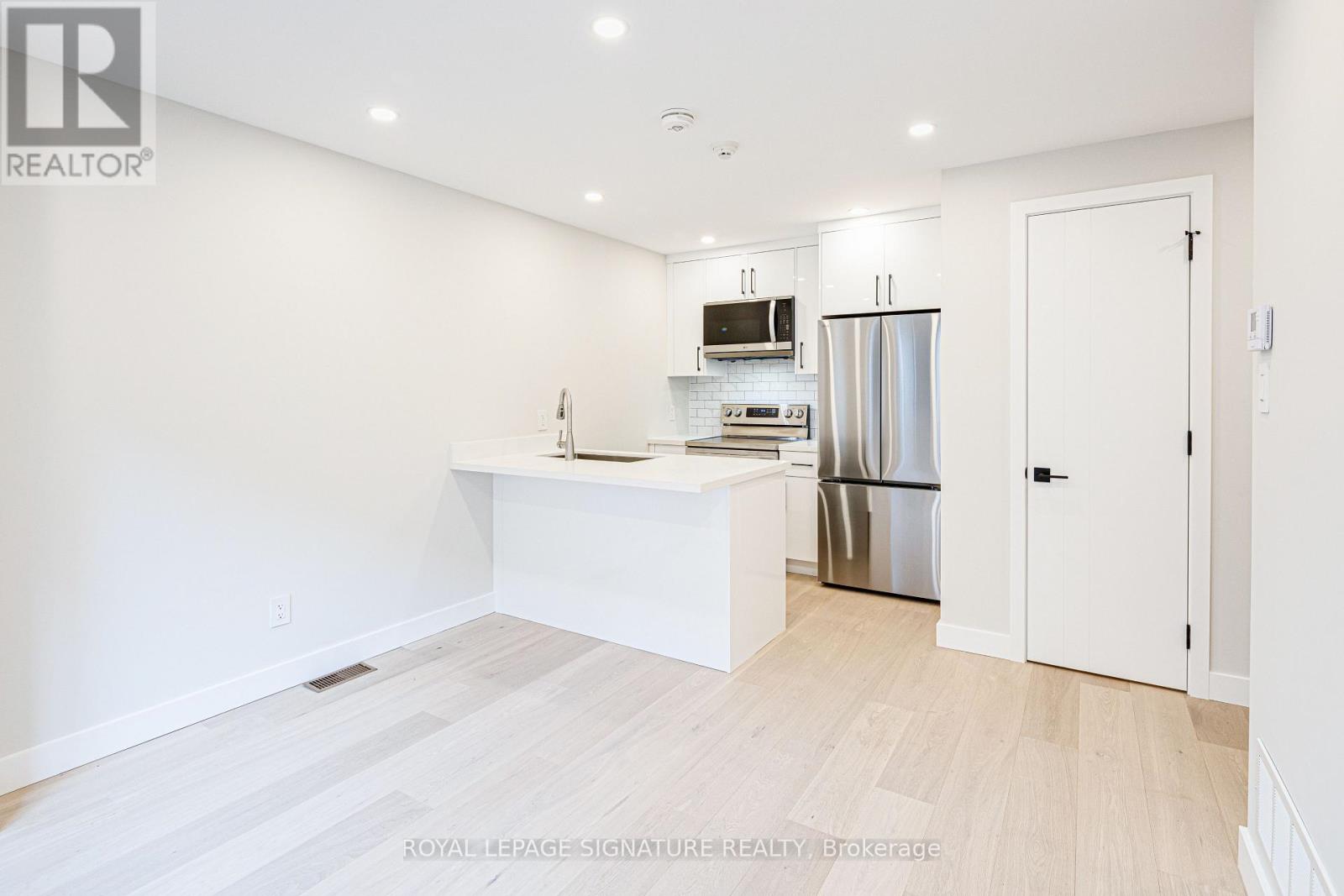 Upper - 20 Kewbeach Avenue, Toronto, Ontario  M4L 1B7 - Photo 13 - E13021448