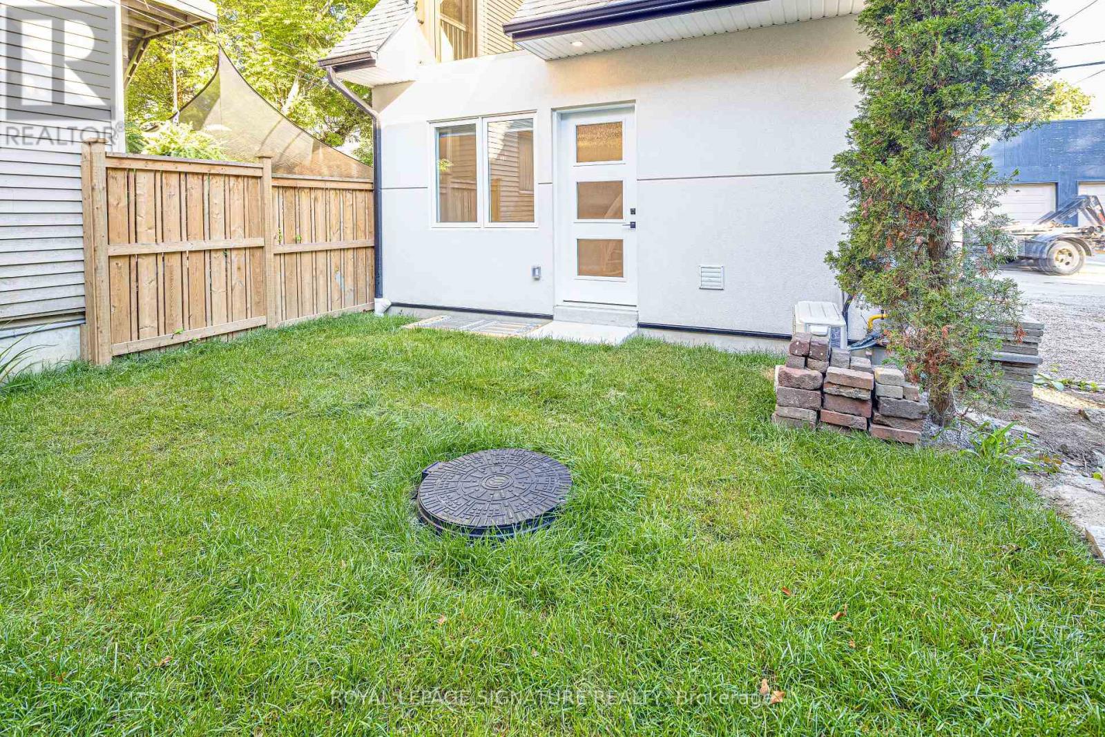 Upper - 20 Kewbeach Avenue, Toronto, Ontario  M4L 1B7 - Photo 15 - E13021448