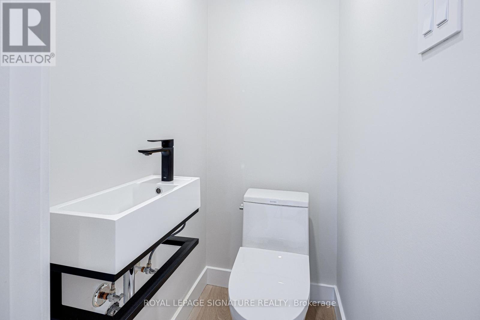 Upper - 20 Kewbeach Avenue, Toronto, Ontario  M4L 1B7 - Photo 18 - E13021448