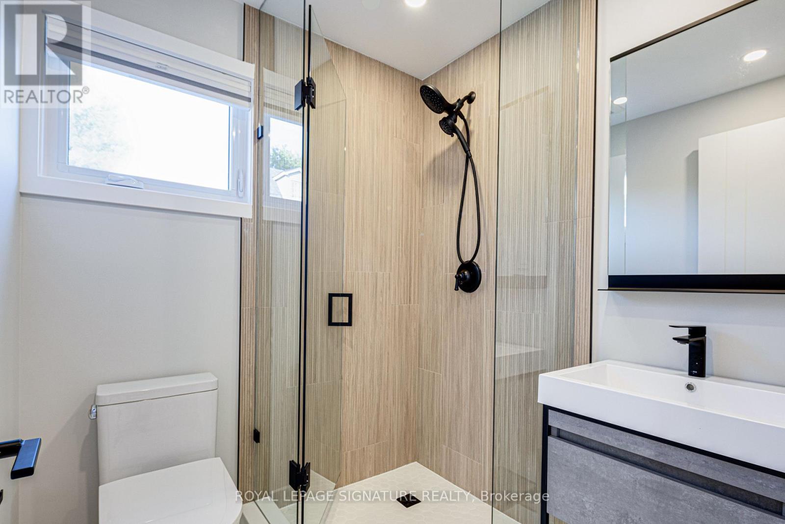 Upper - 20 Kewbeach Avenue, Toronto, Ontario  M4L 1B7 - Photo 19 - E13021448