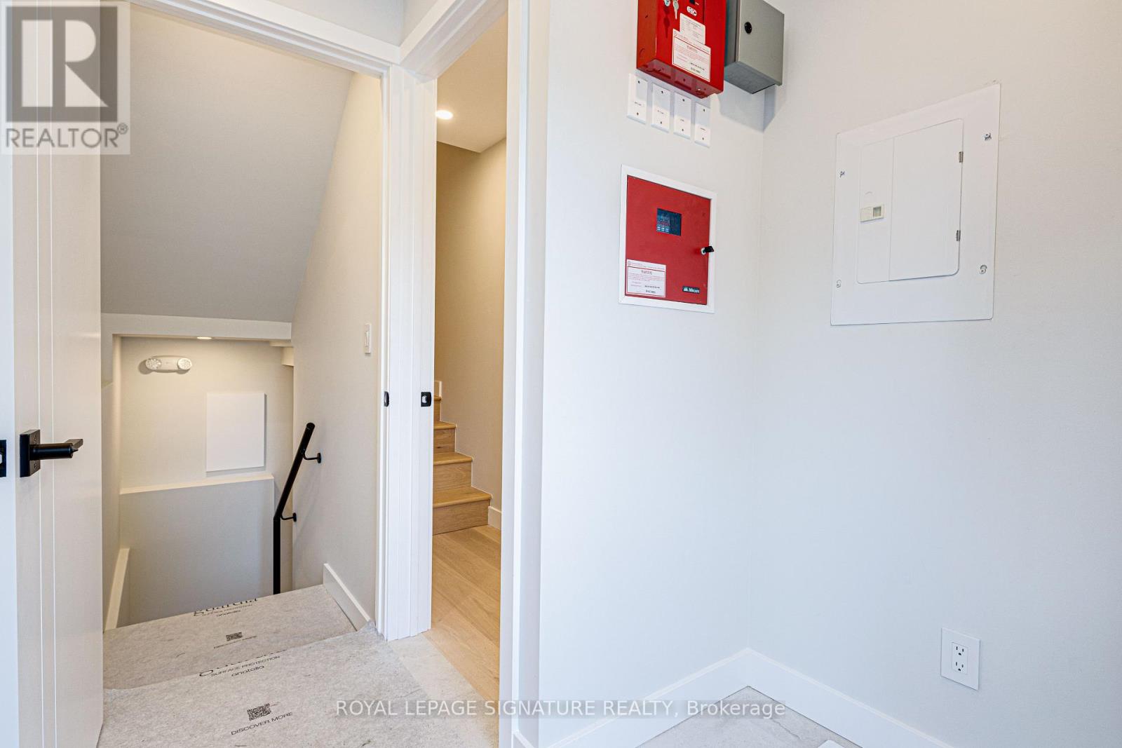 Upper - 20 Kewbeach Avenue, Toronto, Ontario  M4L 1B7 - Photo 2 - E13021448