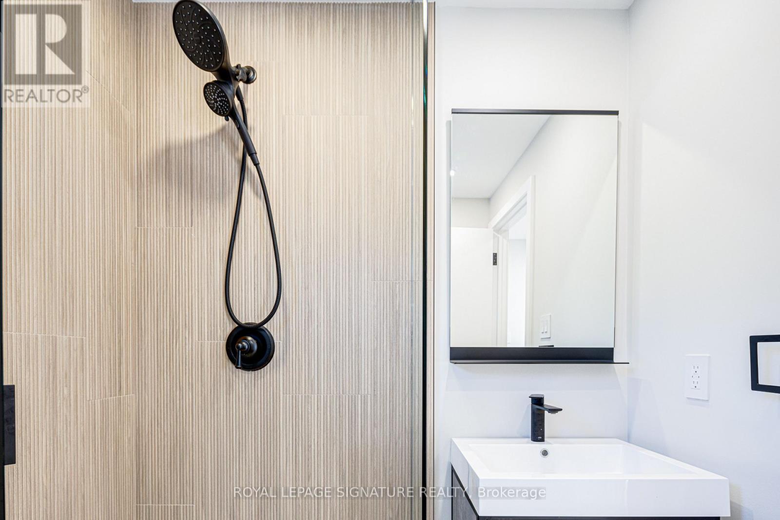 Upper - 20 Kewbeach Avenue, Toronto, Ontario  M4L 1B7 - Photo 20 - E13021448