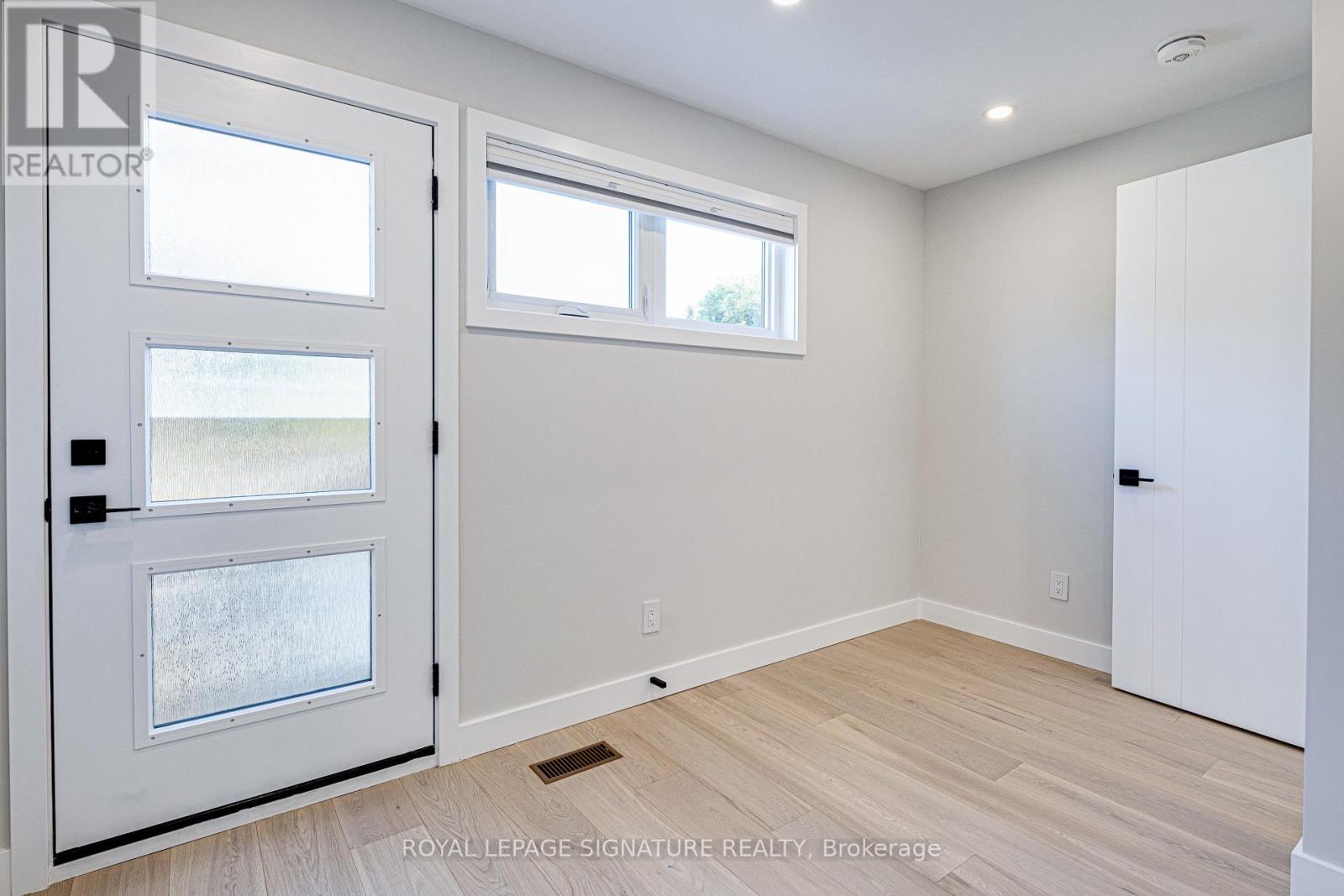 Upper - 20 Kewbeach Avenue, Toronto, Ontario  M4L 1B7 - Photo 23 - E13021448