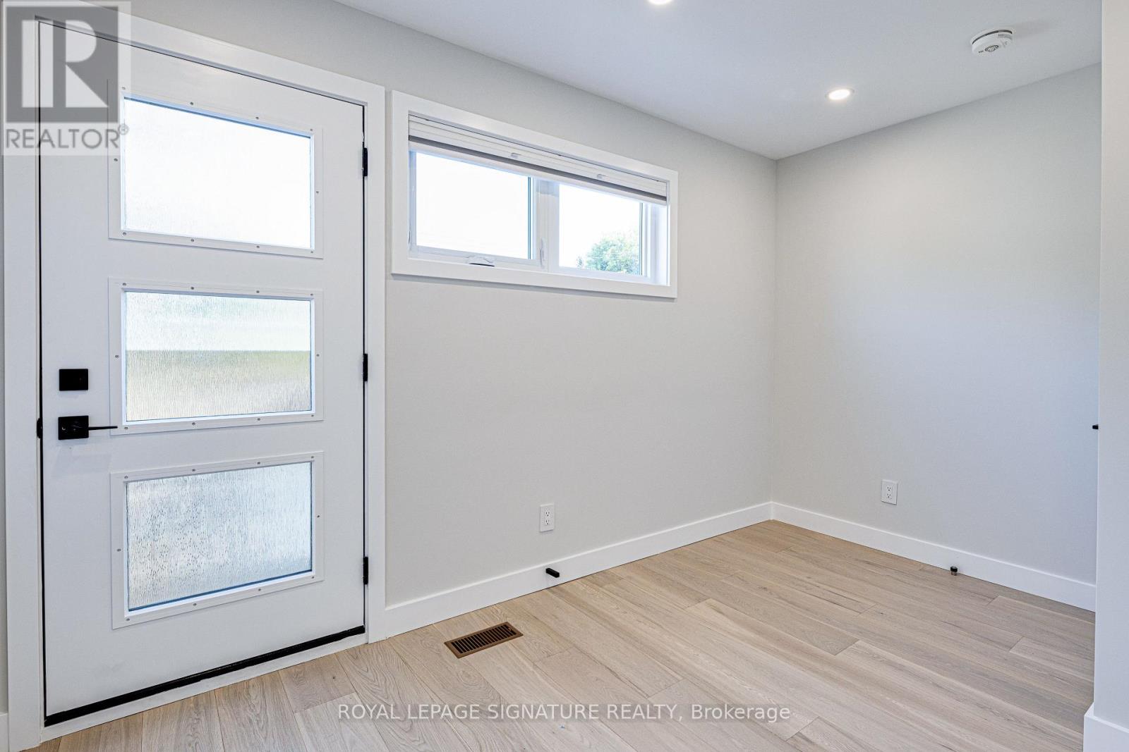 Upper - 20 Kewbeach Avenue, Toronto, Ontario  M4L 1B7 - Photo 24 - E13021448