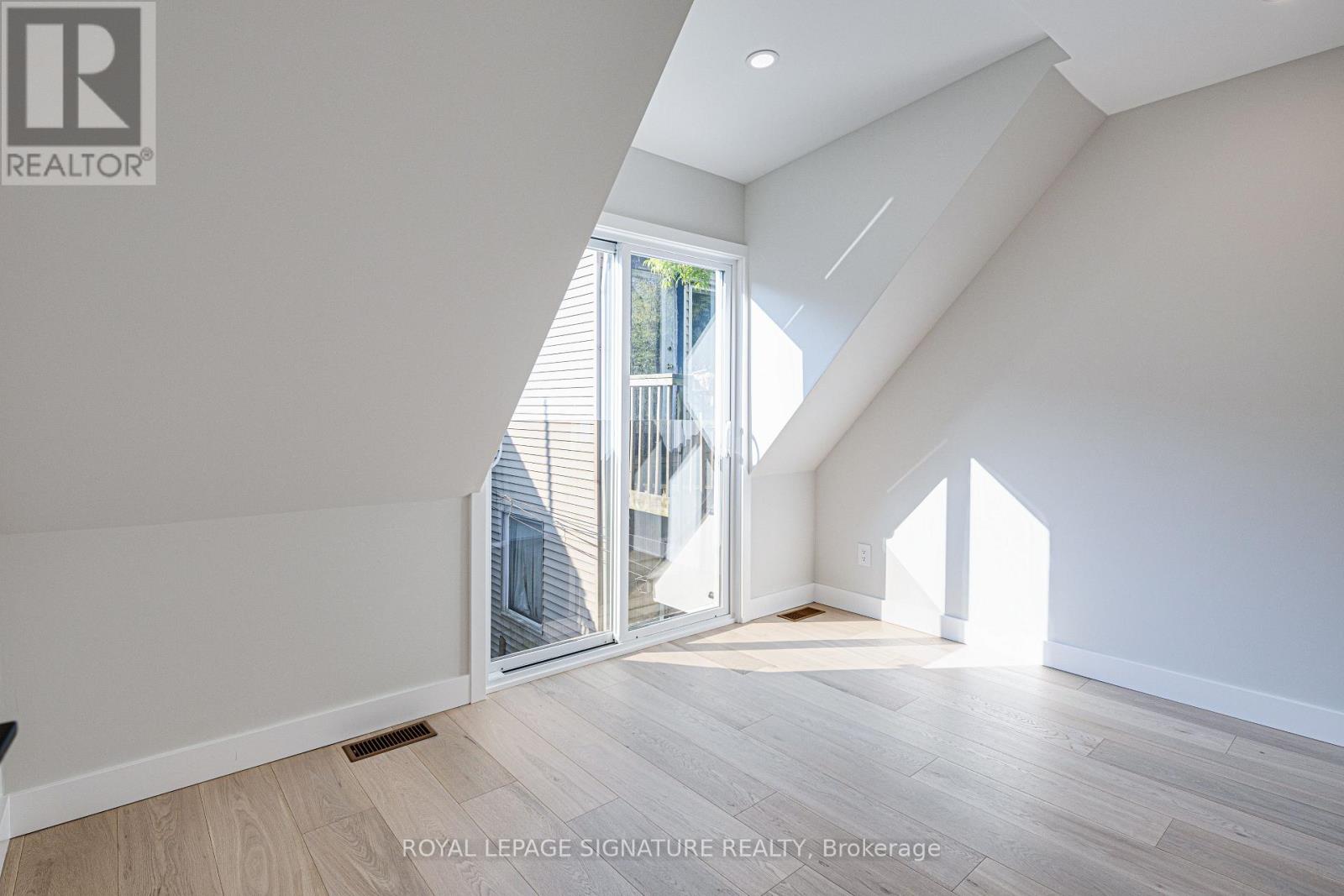 Upper - 20 Kewbeach Avenue, Toronto, Ontario  M4L 1B7 - Photo 27 - E13021448