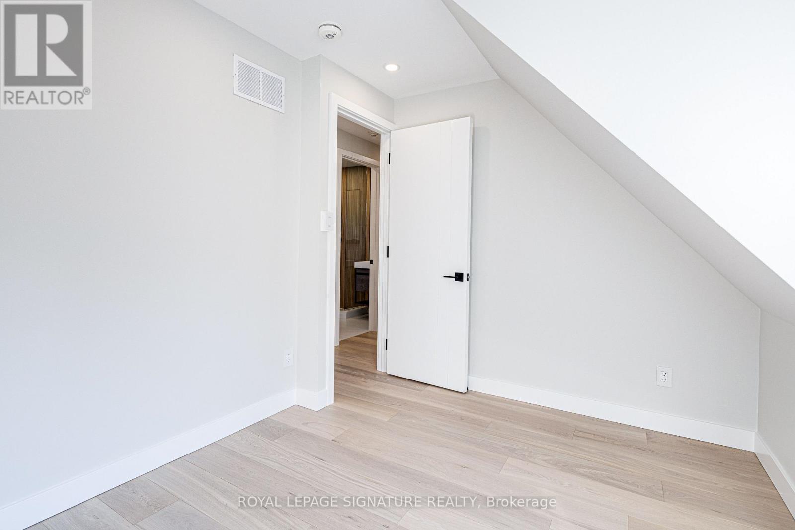 Upper - 20 Kewbeach Avenue, Toronto, Ontario  M4L 1B7 - Photo 28 - E13021448